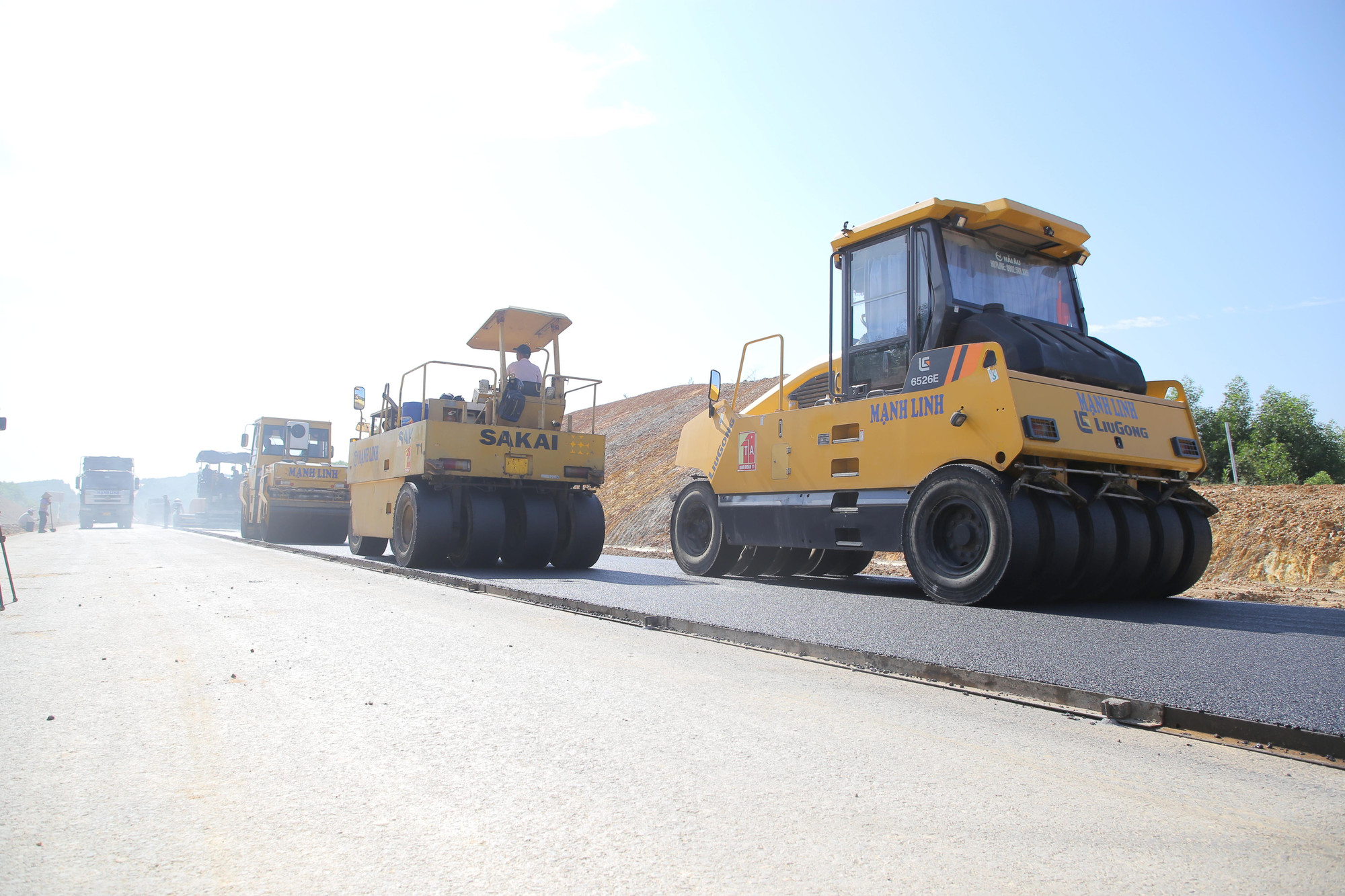 Nhiều đoạn đường đã hoàn thành lắp đặt biển cảnh báo, mặt đường đã thảm nhựa xong, chỉ còn công đoạn sơn các vạch kẻ đường.