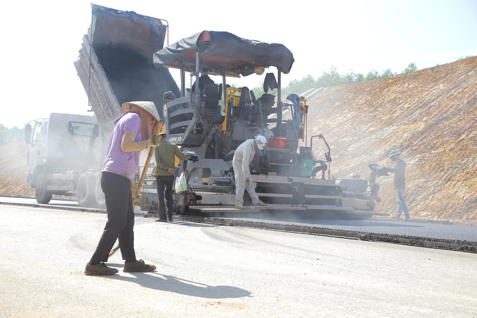 Gần đây, ngày 9/9, Phó Thủ tướng Chính phủ Lê Văn Thành có buổi làm việc về tiến độ thực hiện dự án cao tốc Cam Lộ - La Sơn. Phó Thủ tướng Lê Văn Thành từng nhấn mạnh, việc hoàn thành các dự án thành phần để nối thông suốt toàn bộ tuyến đường bộ cao tốc Bắc - Nam phía Đông là nhiệm vụ chính trị, trách nhiệm rất lớn của Chính phủ và các bộ, ngành, địa phương...