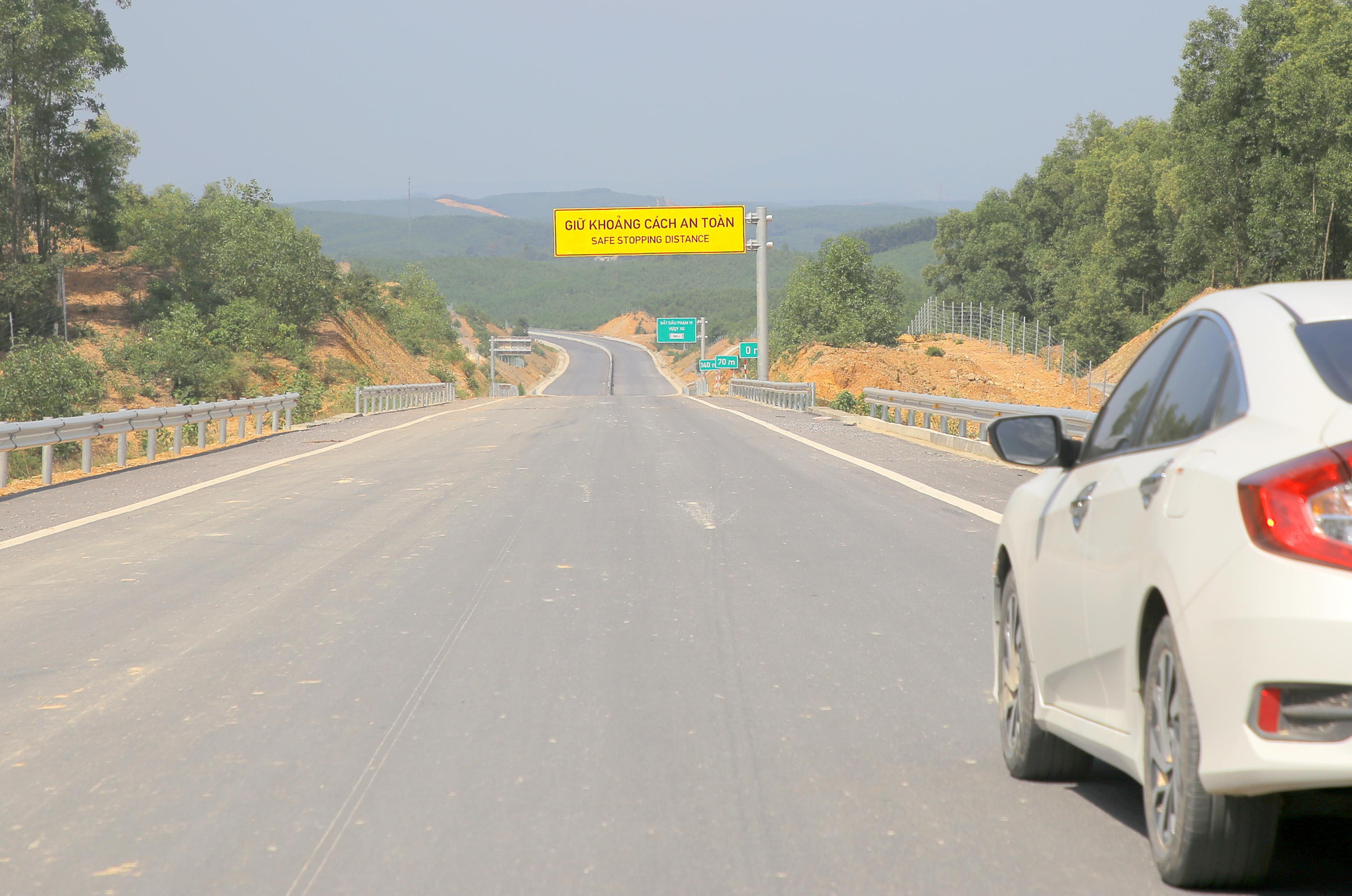 Dự án thành phần đầu tư xây dựng Cam Lộ - La Sơn thuộc Dự án xây dựng một số đoạn đường bộ cao tốc trên tuyến Bắc - Nam phía Đông qua tỉnh Quảng Trị và Thừa Thiên Huế có chiều dài 98,3km; trong đó đoạn qua Quảng Trị 37,3 km và đoạn qua Thừa Thiên Huế 61km. Tổng mức đầu tư dự án là 7.669 tỷ đồng, trong đó giá trị xây lắp là 5.712 tỷ đồng.