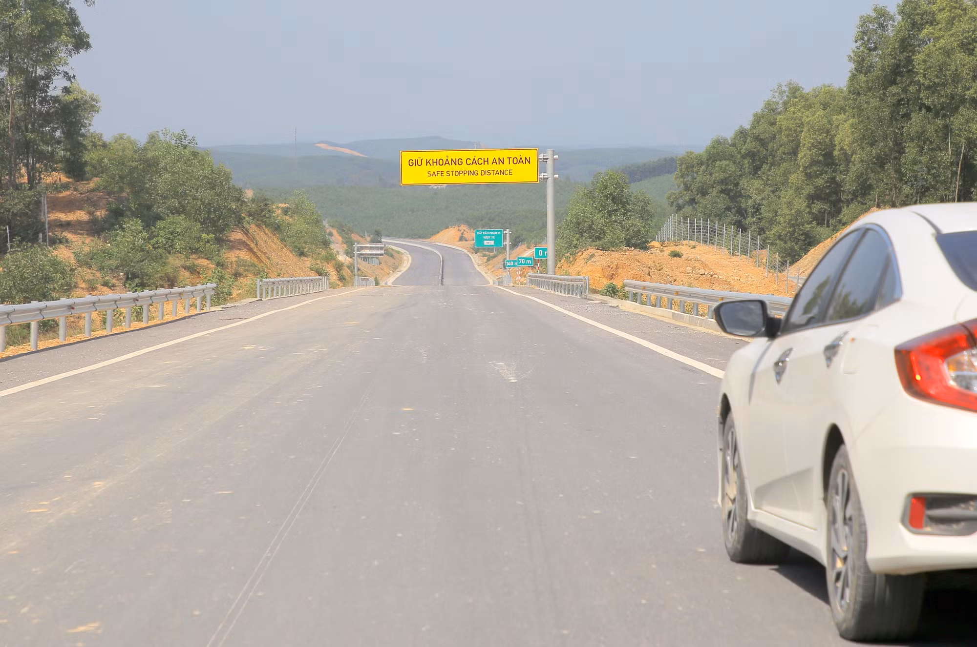 Dự án thành phần đầu tư xây dựng Cam Lộ - La Sơn thuộc Dự án xây dựng một số đoạn đường bộ cao tốc trên tuyến Bắc - Nam phía Đông qua tỉnh Quảng Trị và Thừa Thiên Huế có chiều dài 98,3km; trong đó đoạn qua Quảng Trị 37,3 km và đoạn qua Thừa Thiên Huế 61km. Tổng mức đầu tư dự án là 7.669 tỷ đồng, trong đó giá trị xây lắp là 5.712 tỷ đồng.