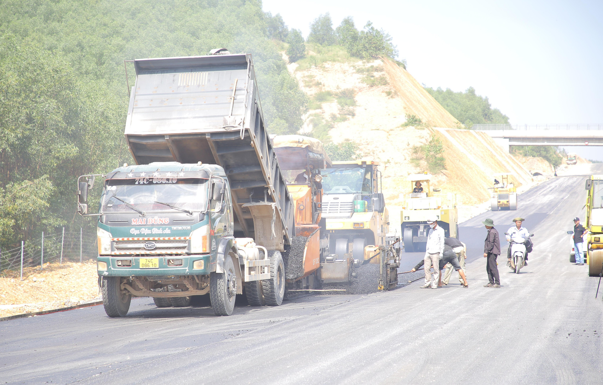 Tranh thủ thời tiết thuận lợi, đơn vị thi công đẩy nhanh việc thảm bê tông nhựa mặt đường.