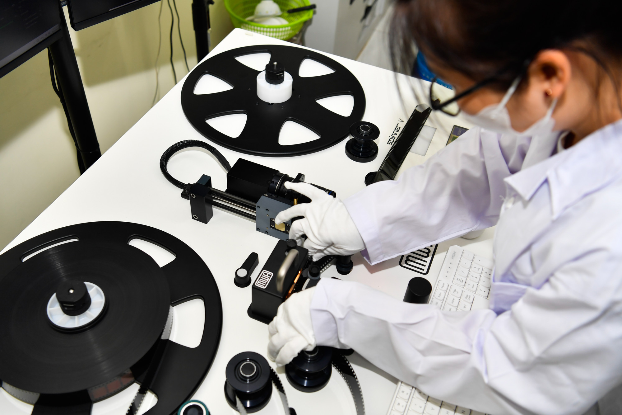 Dù được bảo quản ở nhiệt độ, độ ẩm tối ưu, nhưng sau thời gian, các thước phim cũng không tránh khỏi những hư tổn, đặc biệt là mốc và bụi, do đó, công tác tu sử, kiểm tra kỹ thuật của phim nhựa luôn được chú trọng. Nhất là với các thước phim có giá trị lịch sử, các tư liệu quý hiếm.