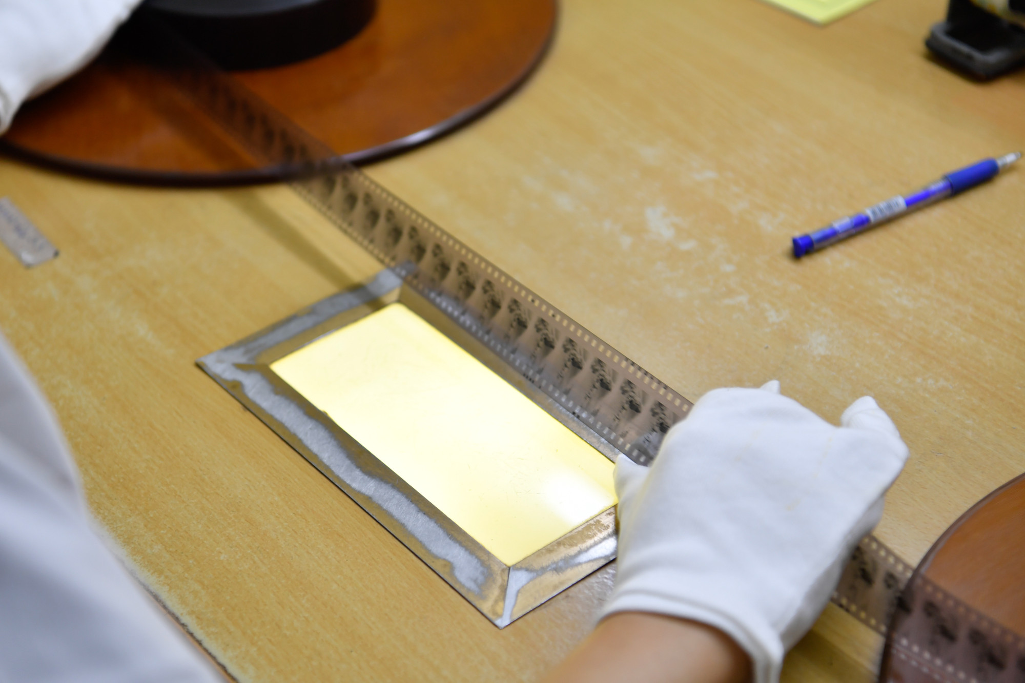 24 hình/ giây, các nhân viên phải phục chế từng flame hình.