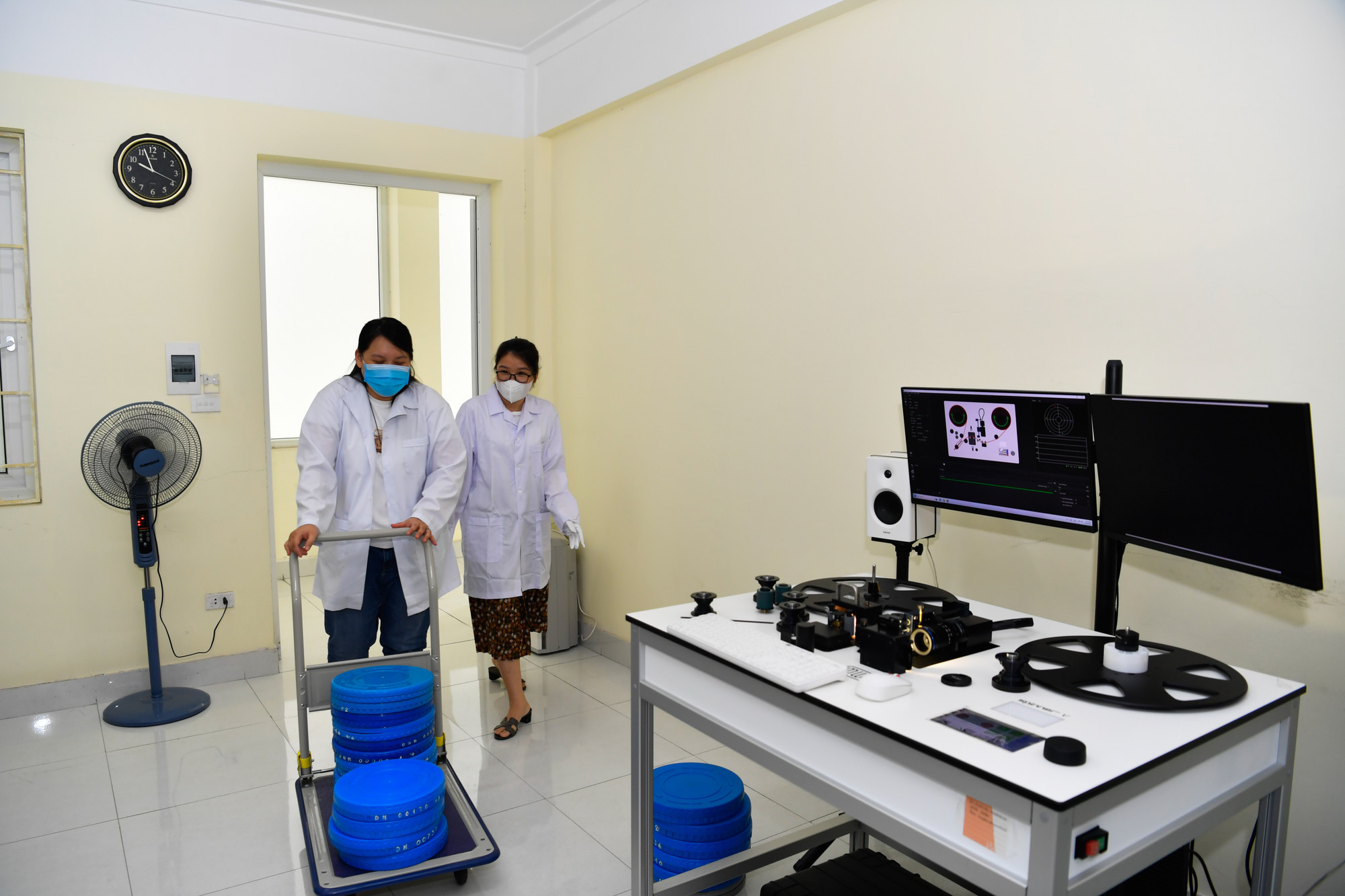 Phim được kiểm tra, xếp loại tiêu chuẩn kỹ thuật, tu sửa, phục chế các khuyết tật cơ học, làm sạch trên các thiết bị hiện đại: rửa siêu âm, lau ẩm, rửa nước… đóng gói, hút chân không, kết hợp đặt zeolite, đặt thuốc chống mốc… Phim tới hạn sẽ được in chuyển sang bản phim mới.