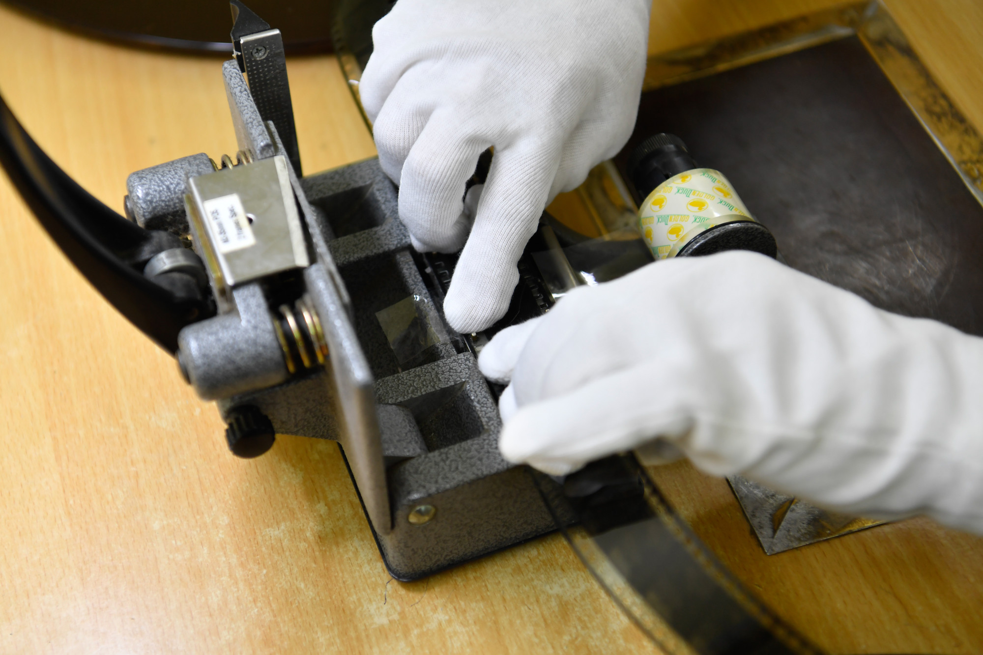 Các cuộn phim được chạy kiểm tra nhằm tìm kiếm phát hiện các lỗi.