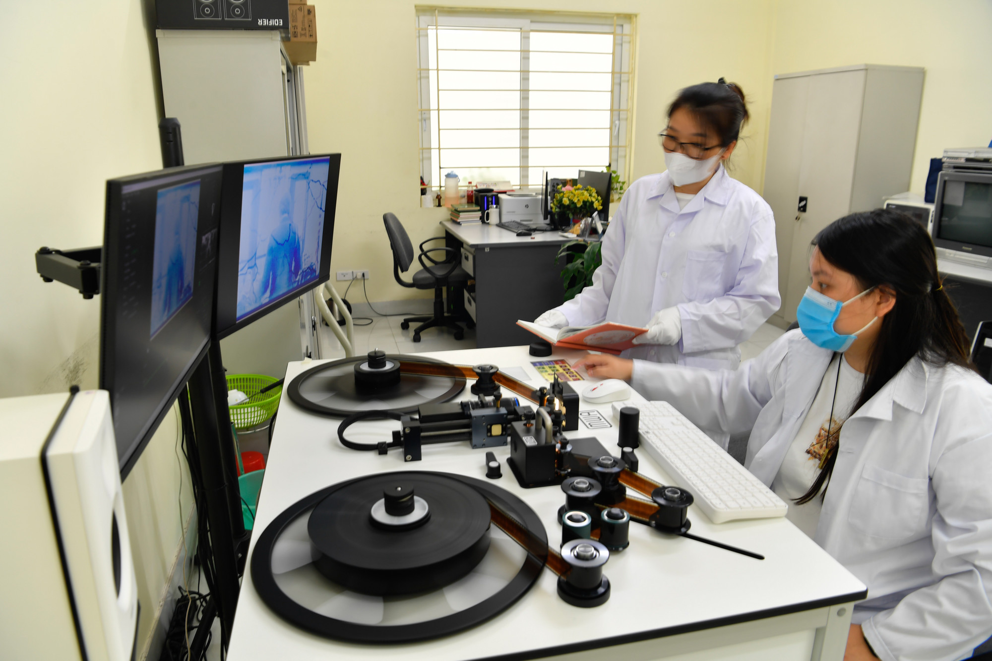 Hiện nay ngoài lưu trữ bảo quản phim nhựa gốc tại kho, Viện Phim Việt Nam đã tiến hành số hóa phần lớn các phim. Sau khi số hóa các phim sẽ được kiểm tra, nếu có lỗi sẽ tiến hành phục chế. Công việc có sự hỗ trợ của máy tính hiện đại nhưng cũng đòi hỏi sự tỉ mỉ cần thận, xử lý bụi, mốc, vết xước dăm, vết loang.