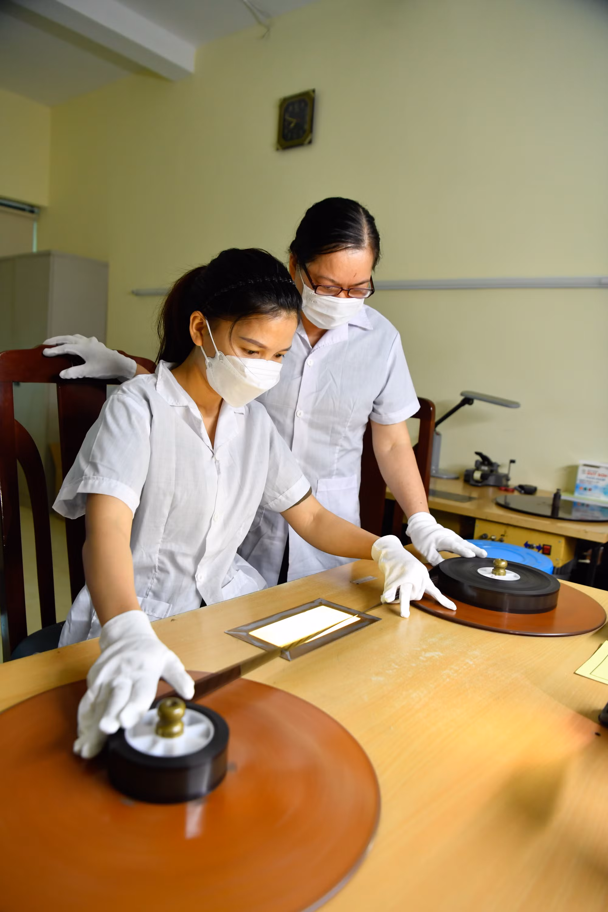 Đối với các vết xước to, sâu phải sửa thủ công bằng tay. Trung bình một thước phim dài 30 phút, tùy tình trạng thời gian phục chế kéo dài khoảng 2-3 tháng.