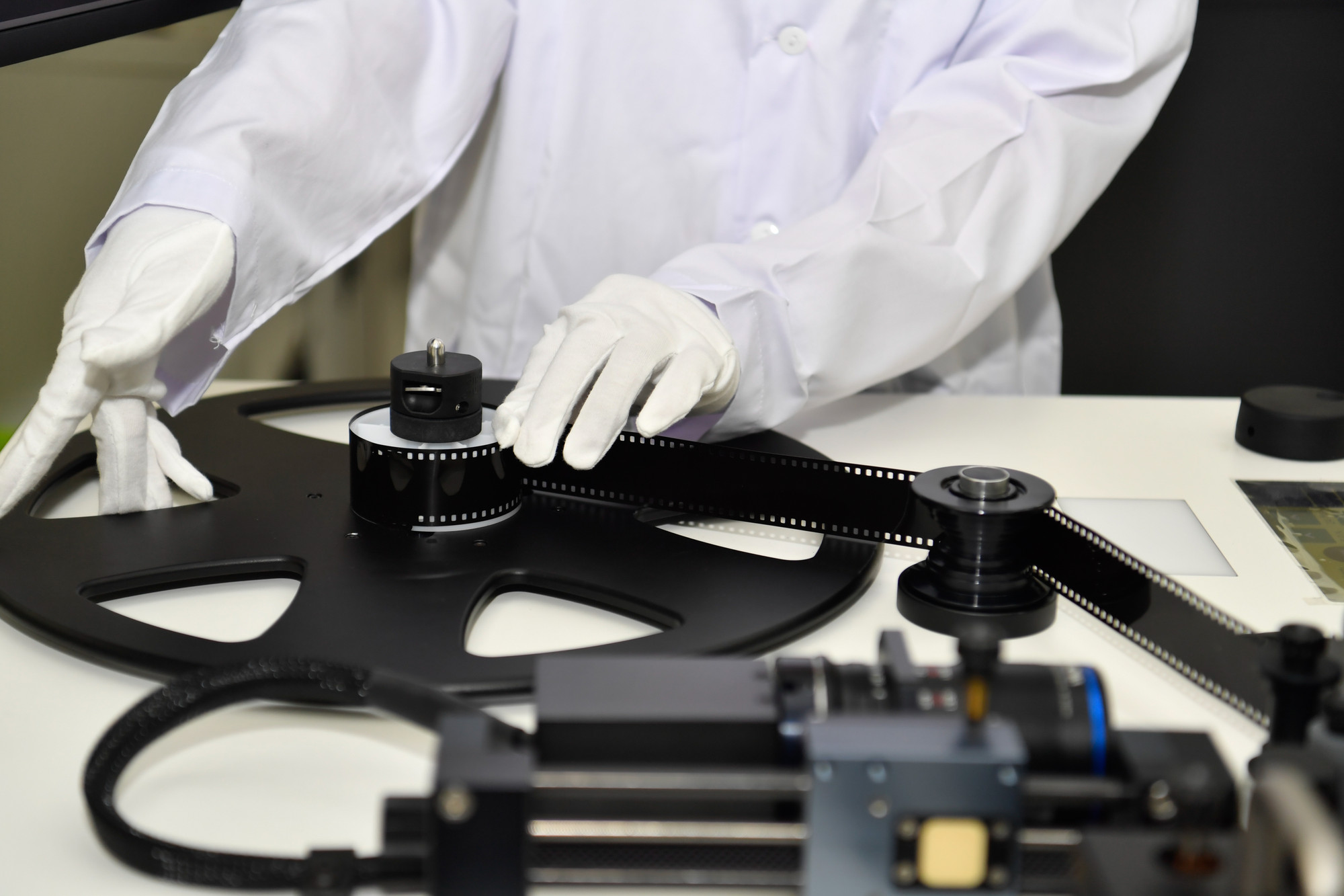 Với những đặc thù về công việc, khó khăn trong việc đào tạo, do đó không ít người làm công việc này, đặc biệt là người trẻ, đây cũng là khó khăn lớn của Viện Phim Việt Nam trong giai đoạn hiện nay.