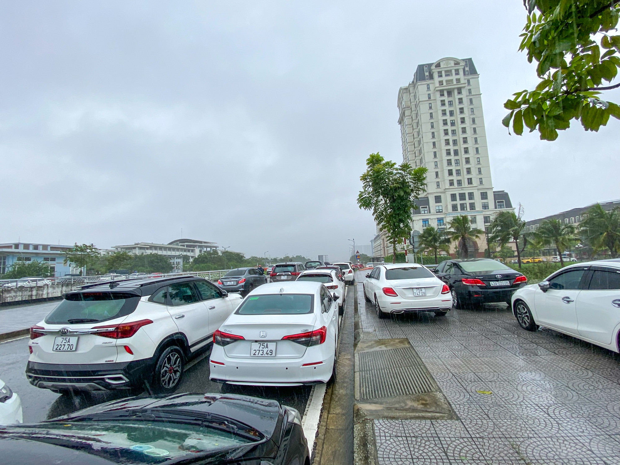 Những khu vực cao, không bị ngập tại đường Tố Hữu, TP Huế trở thành nơi để xe ô tô khi các vùng xunh quanh bị ngập sâu. Những khu vực cao, không bị ngập tại đường Tố Hữu, TP Huế trở thành nơi để xe ô tô khi các vùng xunh quanh bị ngập sâu.