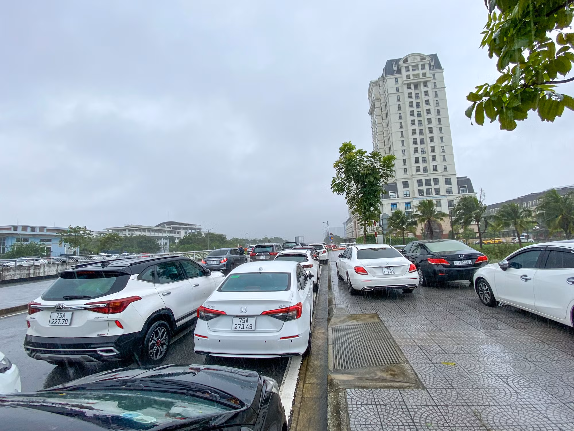 Những khu vực cao, không bị ngập tại đường Tố Hữu, TP Huế trở thành nơi để xe ô tô khi các vùng xunh quanh bị ngập sâu.