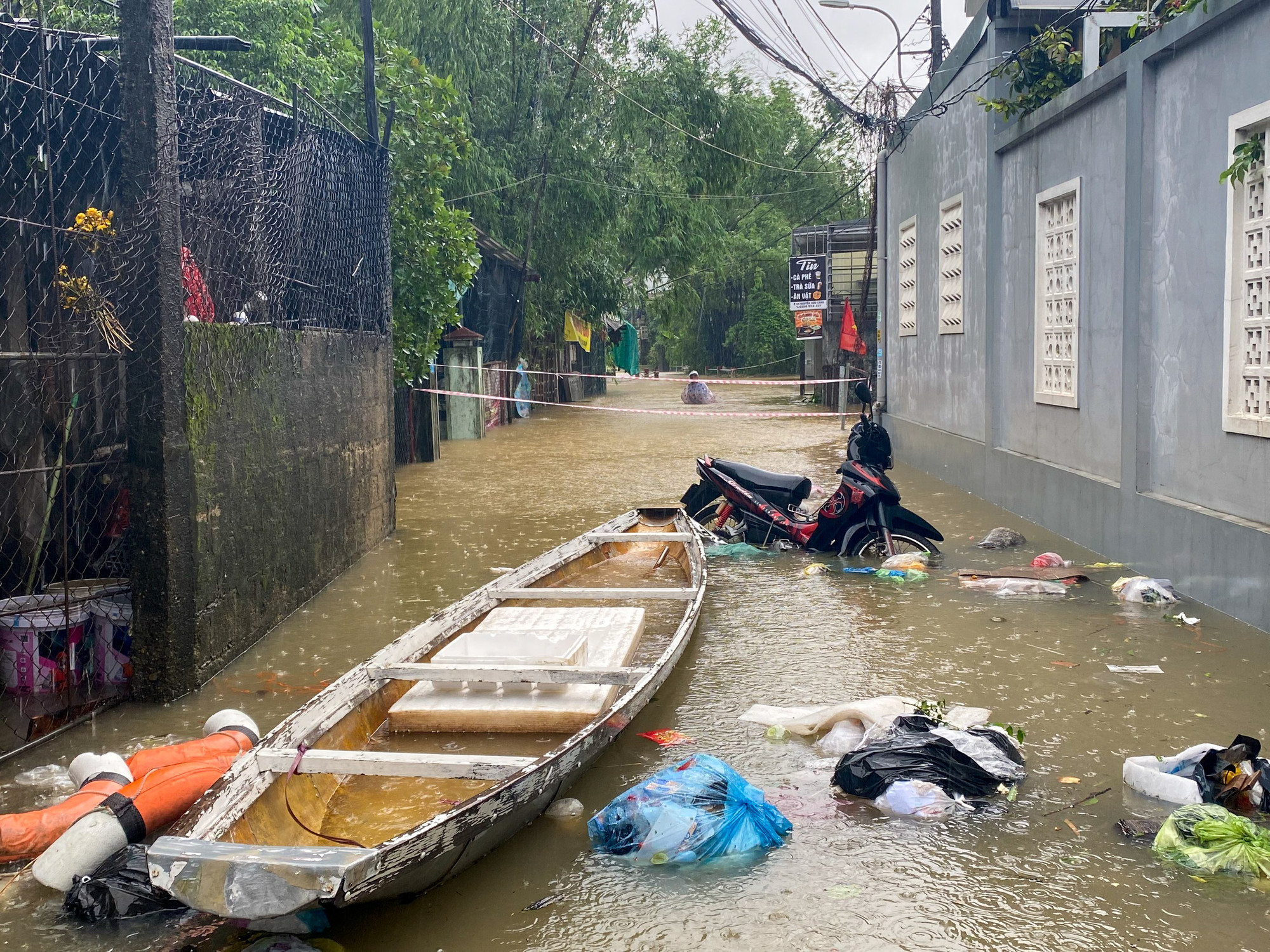 Khu vực đầu đường Nguyễn Hữu Cảnh tiếp tục bị chặn, những người dân, sinh viên sinh sống quanh khu vực này bị ảnh hưởng sinh hoạt và học tập. Khu vực đầu đường Nguyễn Hữu Cảnh tiếp tục bị chặn, những người dân, sinh viên sinh sống quanh khu vực này bị ảnh hưởng sinh hoạt và học tập.