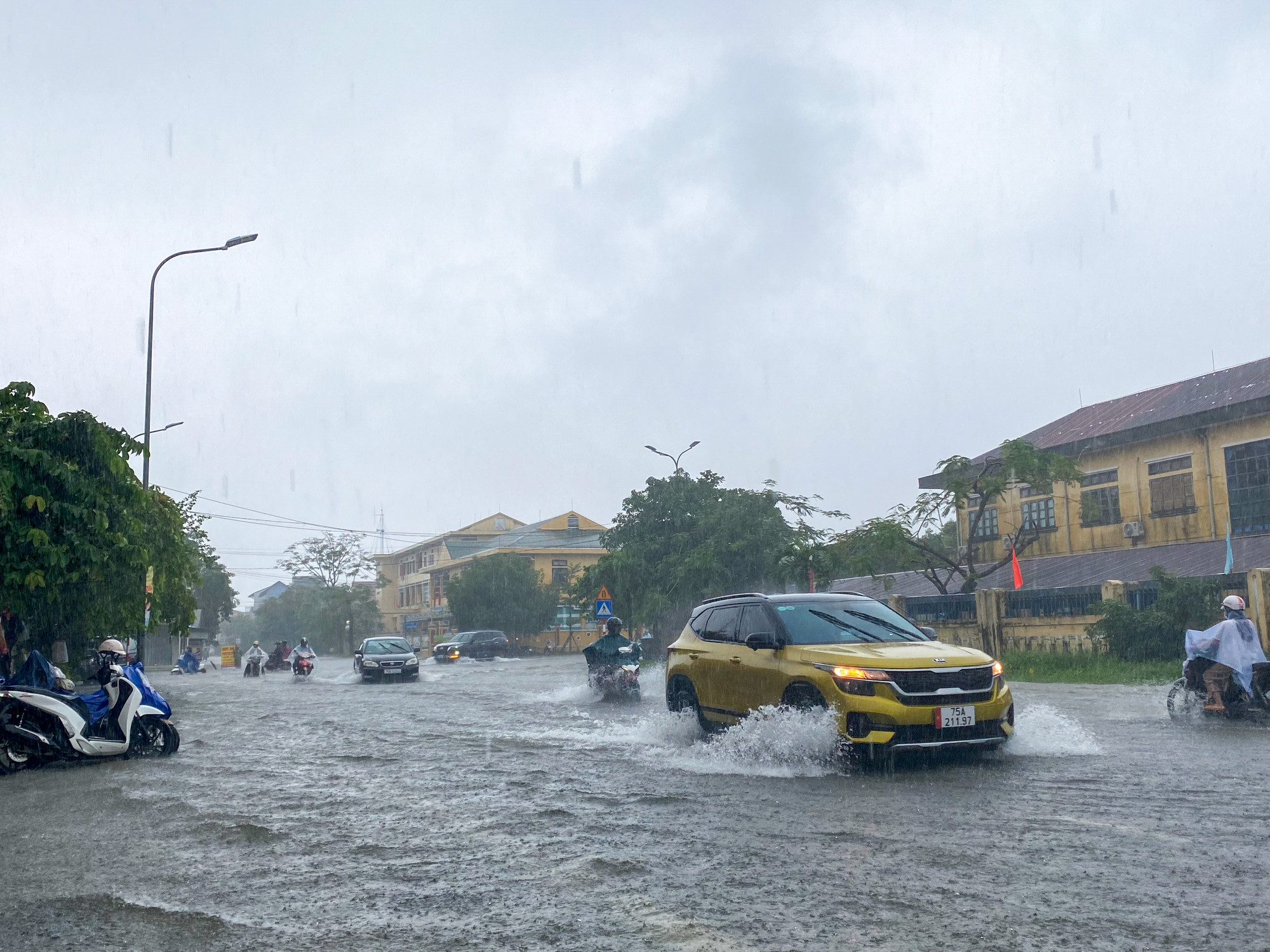 Do ảnh hưởng của hoàn lưu áp thấp nhiệt đới, từ đêm 17 - 18/10, trên địa bàn tỉnh Thừa Thiên - Huế có mưa to đến rất to. Do ảnh hưởng của hoàn lưu áp thấp nhiệt đới, từ đêm 17 - 18/10, trên địa bàn tỉnh Thừa Thiên - Huế có mưa to đến rất to.