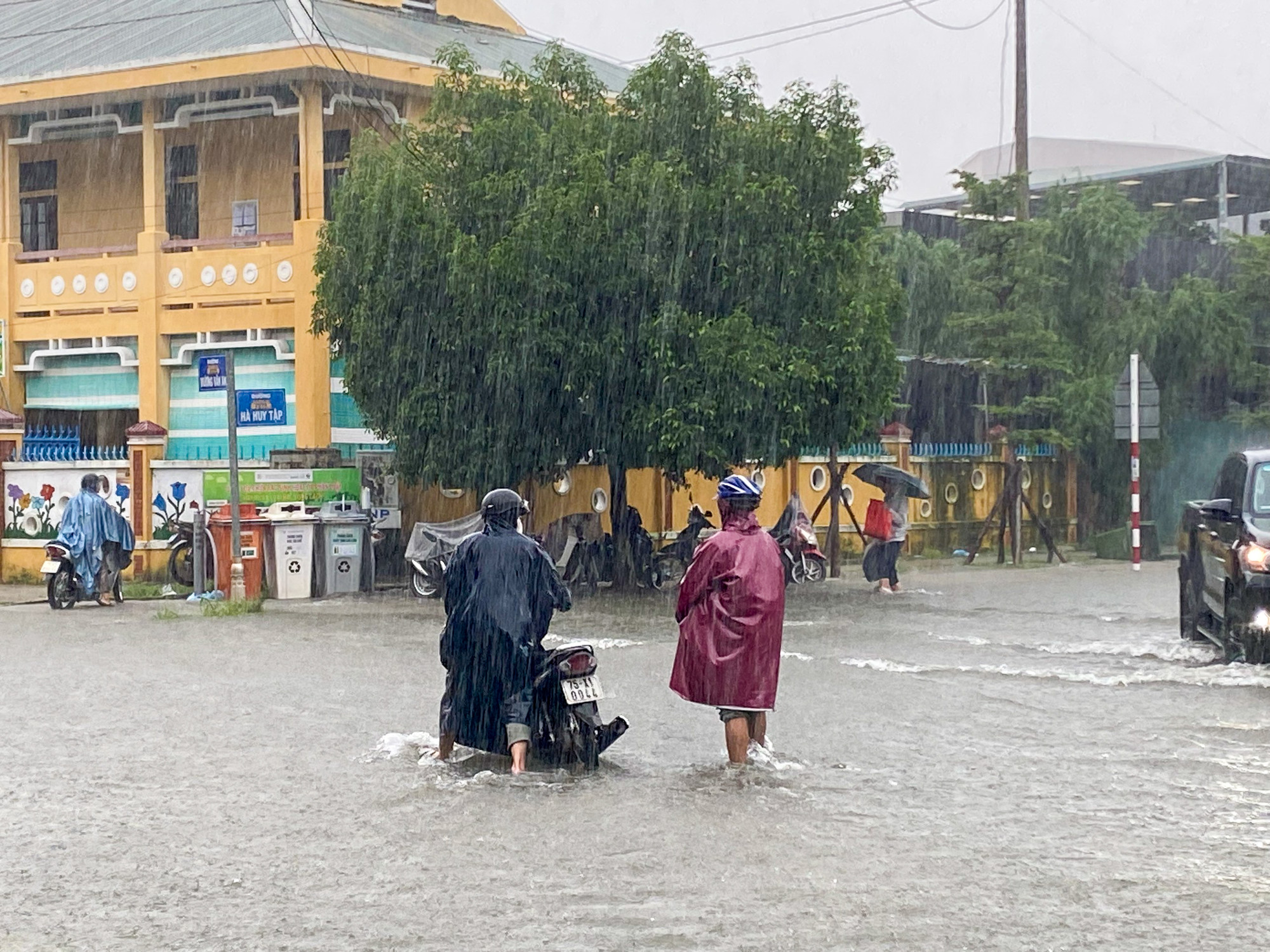 Nhiều xe bị chết máy trên các tuyến đường ngập. Nhiều xe bị chết máy trên các tuyến đường ngập.