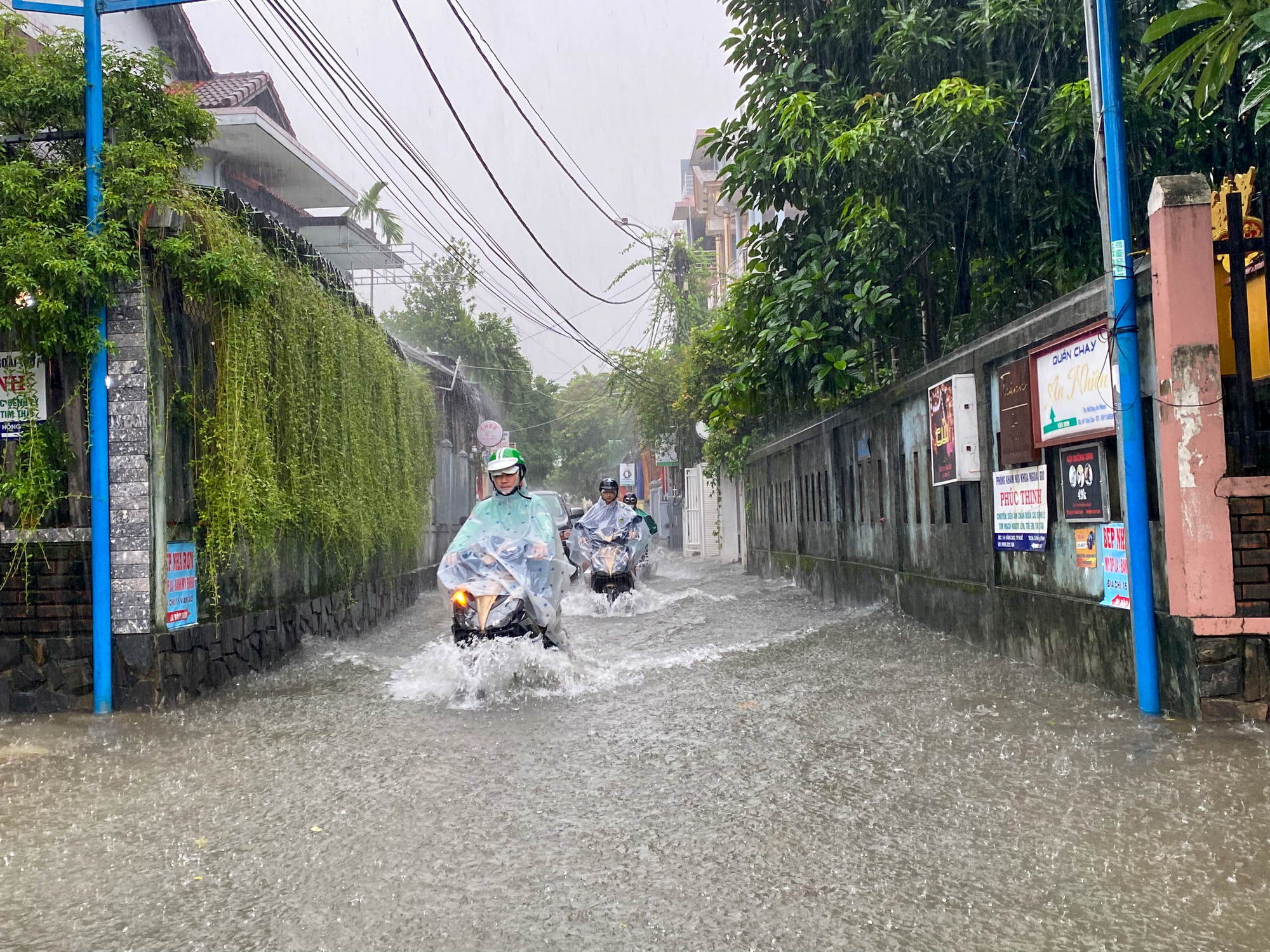 Ghi nhận của PV trưa và đầu giờ chiều 18/10, tại nhiều khu vực trên địa bàn TP Huế bị ngập sâu, ách tắc giao thông nhiều nơi. Ghi nhận của PV trưa và đầu giờ chiều 18/10, tại nhiều khu vực trên địa bàn TP Huế bị ngập sâu, ách tắc giao thông nhiều nơi.