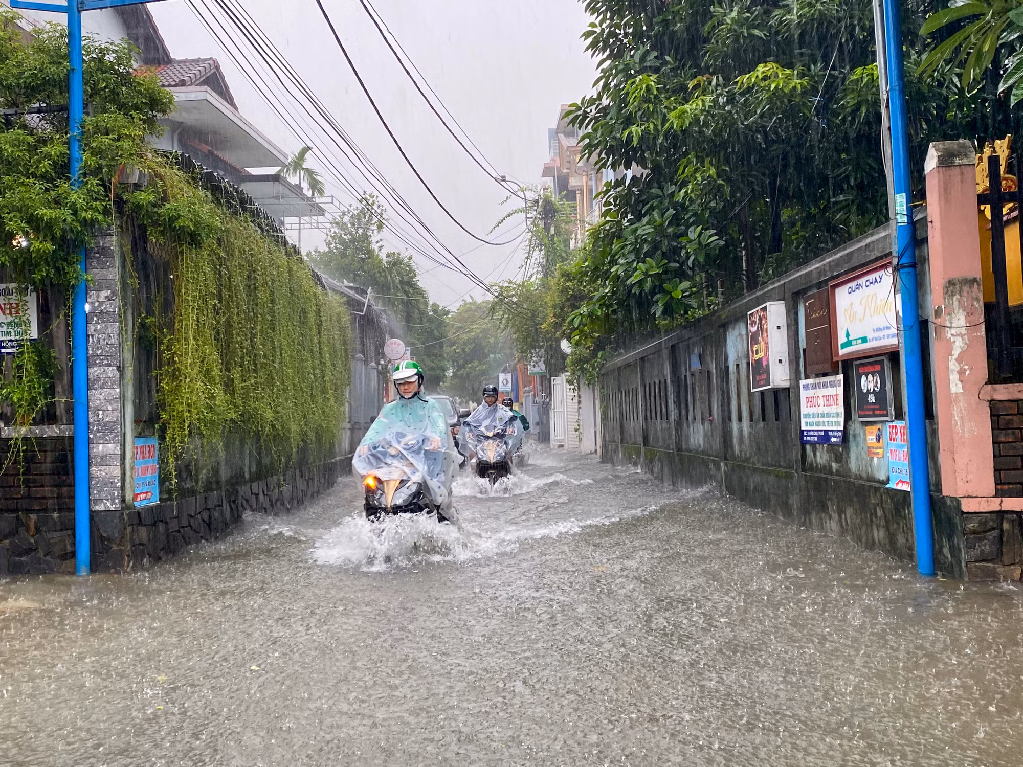 Ghi nhận của PV trưa và đầu giờ chiều 18/10, tại nhiều khu vực trên địa bàn TP Huế bị ngập sâu, ách tắc giao thông nhiều nơi.