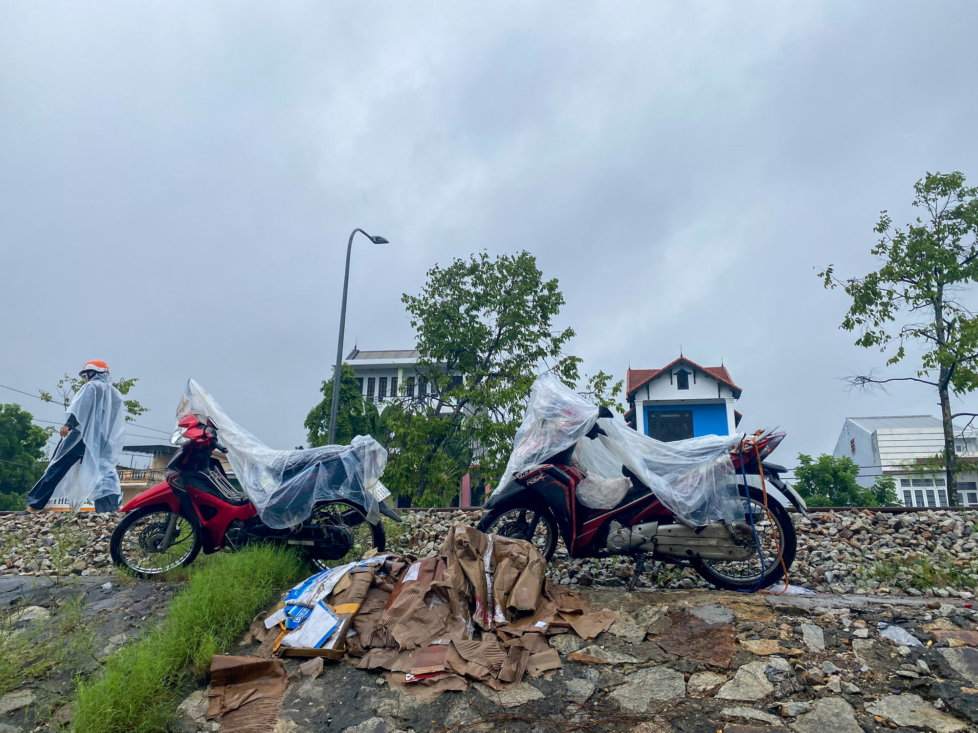 Nhiều xe máy của người dân, sinh viên được đưa lên khu vực đường ray để tránh lụt. Nhiều xe máy của người dân, sinh viên được đưa lên khu vực đường ray để tránh lụt.