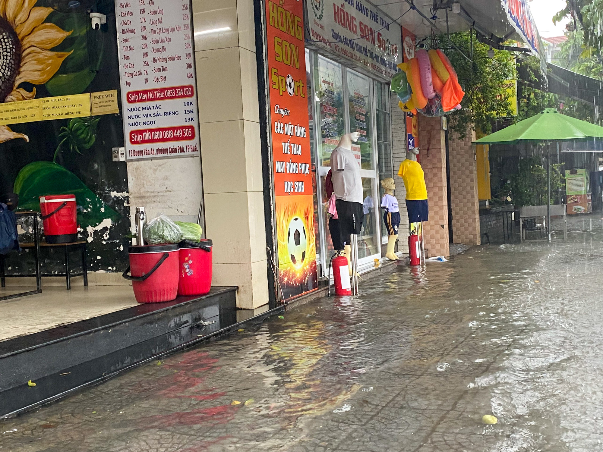 Nước vào gần sát mép các quán ăn, cửa hàng kinh doanh tại đường Dương Văn An, TP Huế. Nước vào gần sát mép các quán ăn, cửa hàng kinh doanh tại đường Dương Văn An, TP Huế.