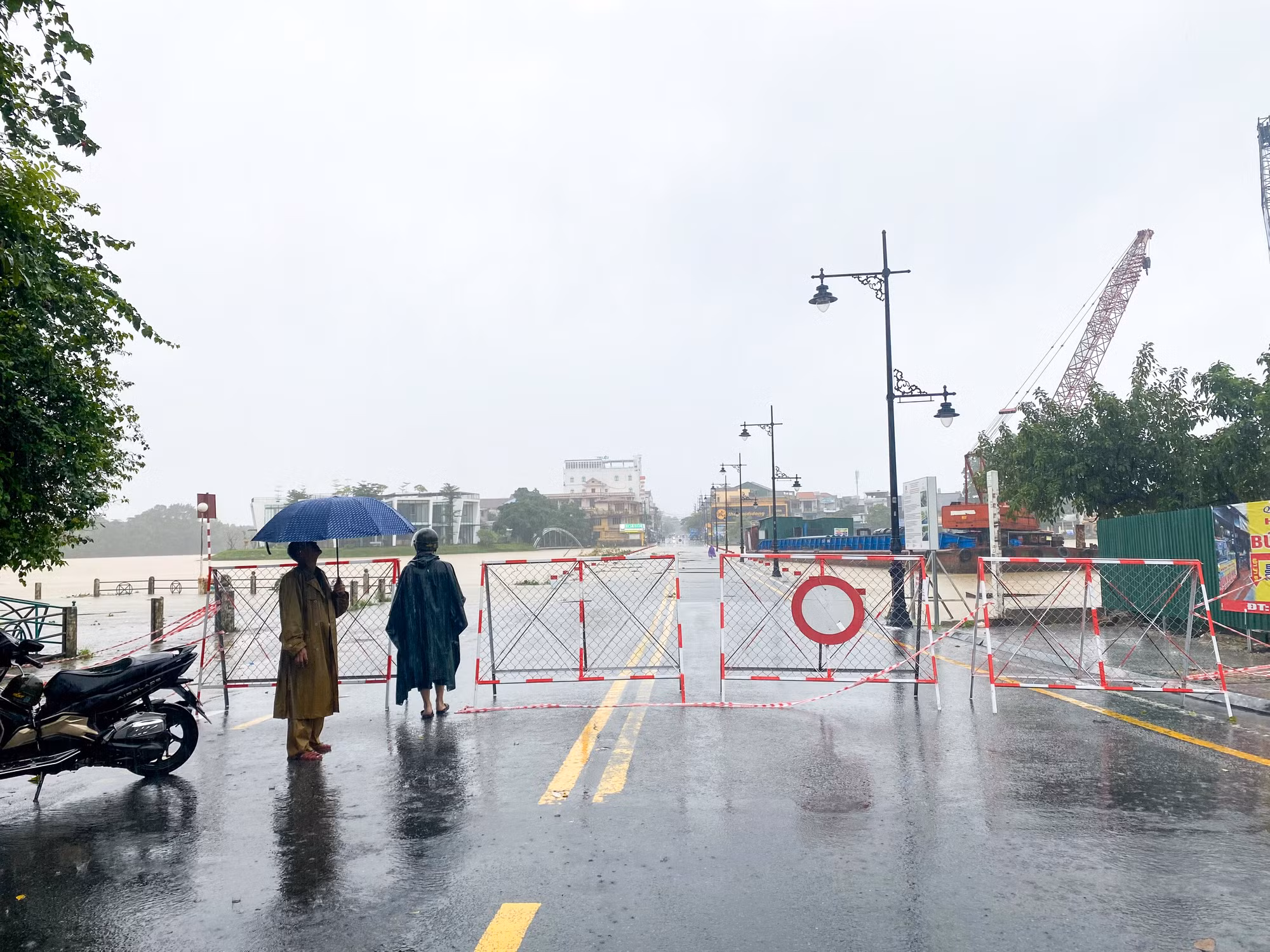 Lực lượng chức năng dựng rào chắn, cảnh báo nguy hiểm tại khu vực cầu Đập Đá, đường Lê Lợi, TP Huế.