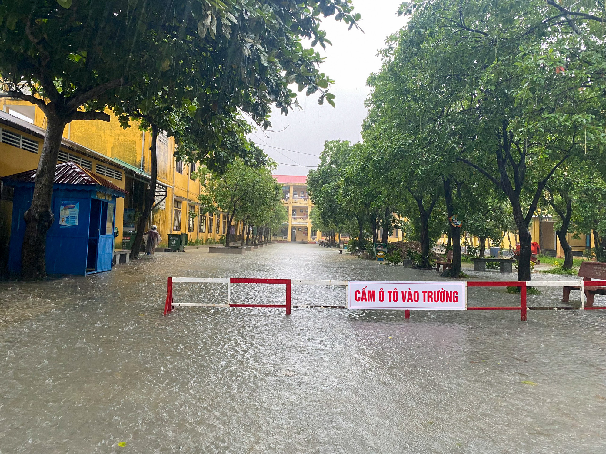 Nước ngập vào sân Trường THCS Chu Văn An, TP Huế. Nước ngập vào sân Trường THCS Chu Văn An, TP Huế.