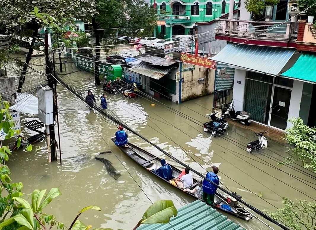 Mưa lớn gây ngập cục bộ, giao thông tê liệt tại TP Huế, tỉnh Thừa Thiên - Huế. (Ảnh: Hoàng Hải)