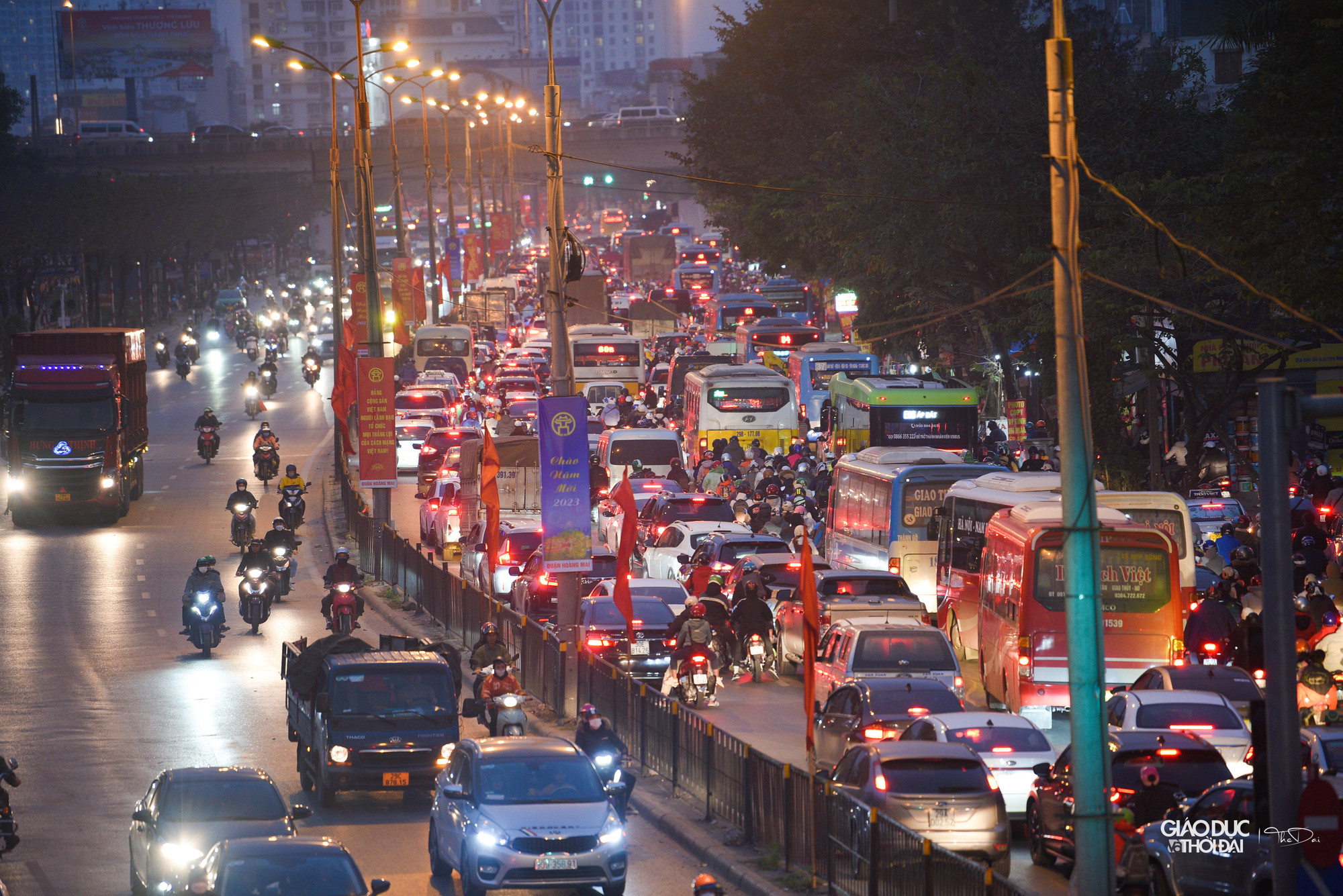 Vào cuối chiều, lượng phương tiện càng đông hơn.