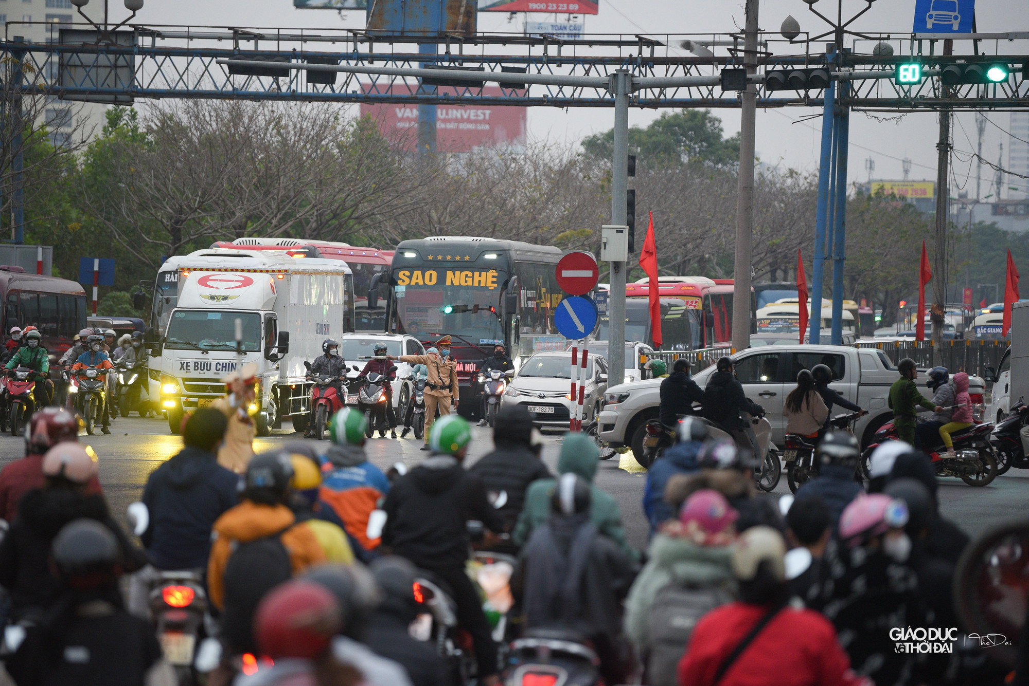 Lượng lớn xe máy đổ dồn về các cửa ngõ Thủ đô càng khiến dòng xe ùn ứ kéo dài.
