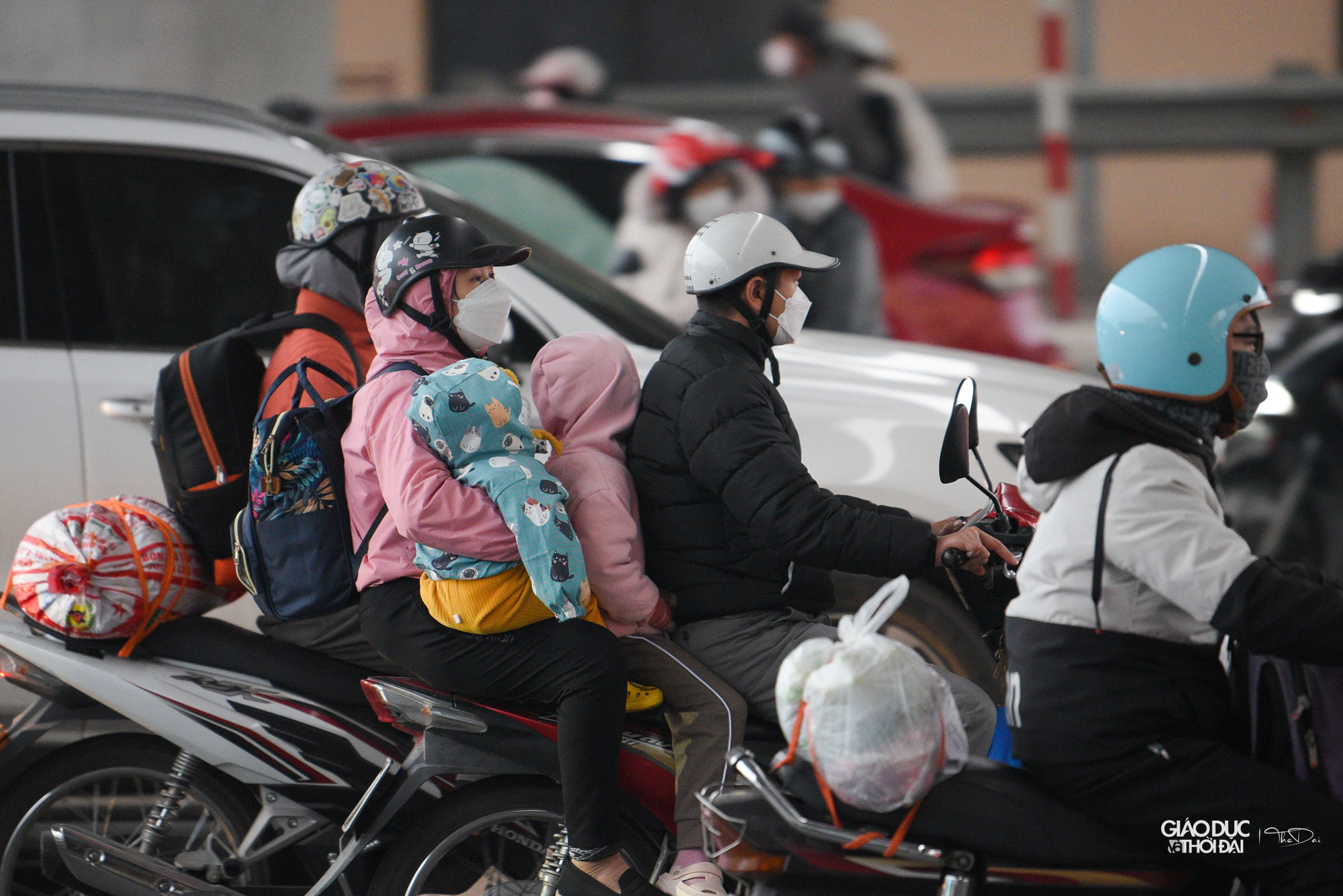 Các xe máy lỉnh kỉnh đồ đạc, các bạn nhỏ tỏ ra khá mệt mỏi khi phải di chuyển 1 quãng đường dài.