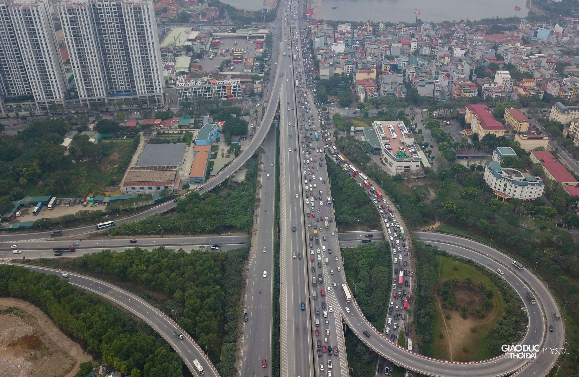 Tuyến đường từ Pháp Vân - Cầu Giẽ hướng vào trung tâm TP Hà Nội phương tiện giao thông bắt đầu tăng cao.