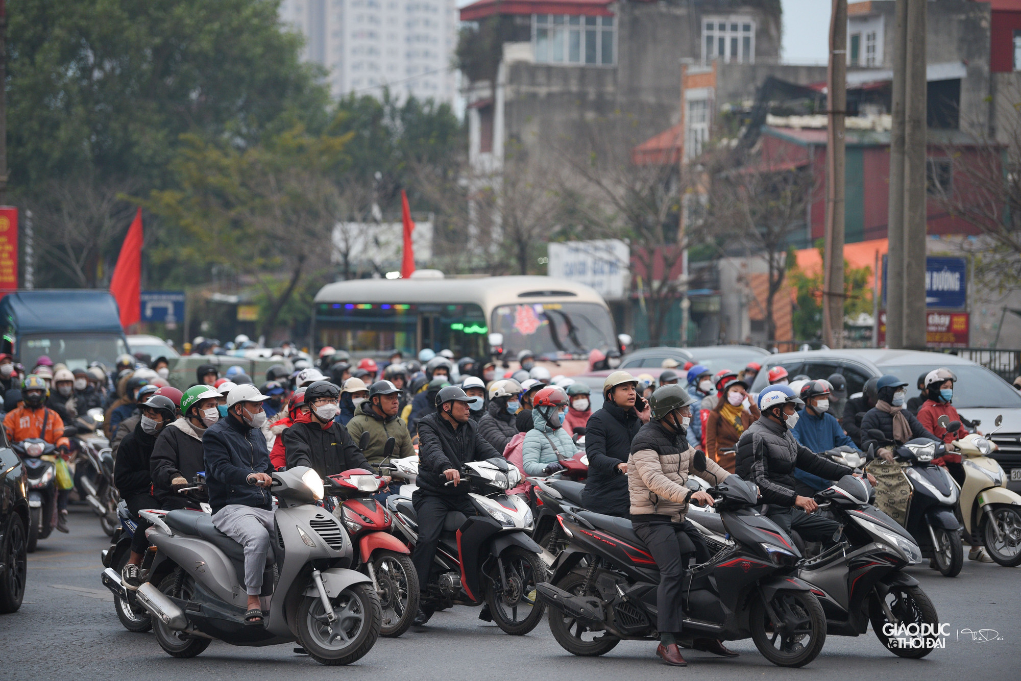 Tại đường Giải Phóng điểm cạnh bến xe Nước Ngầm lượng phương tiện dồn về hướng nội thành vào cuối ngày tăng đột biến.