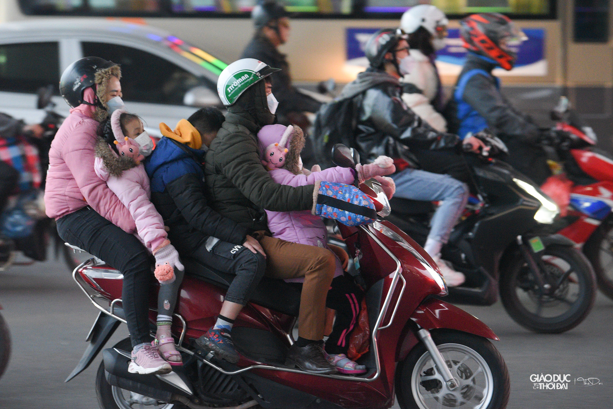 Các xe máy lỉnh kỉnh đồ đạc, các bạn nhỏ tỏ ra khá mệt mỏi khi phải di chuyển 1 quãng đường dài.