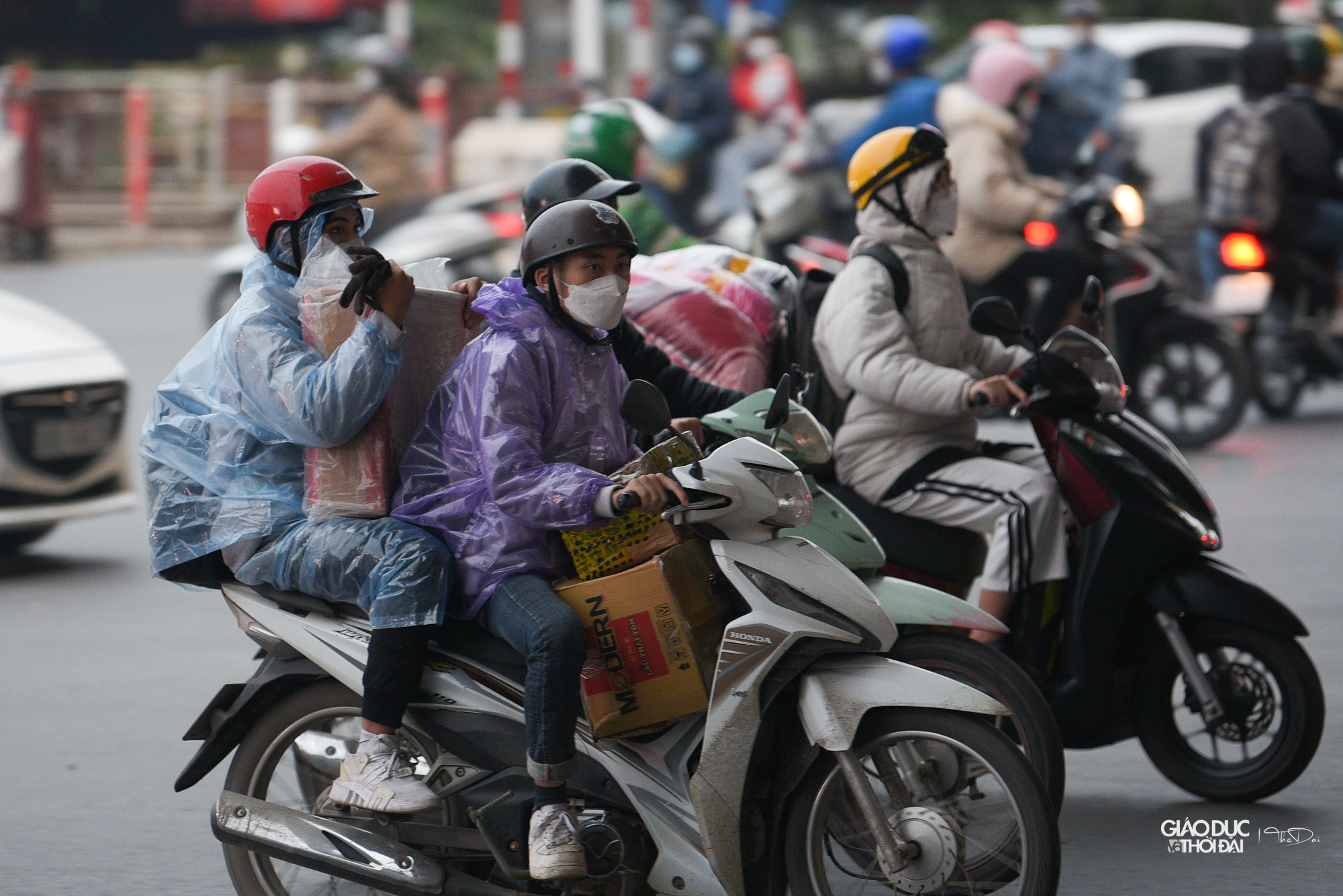 Các xe máy lỉnh kỉnh đồ đạc, các bạn nhỏ tỏ ra khá mệt mỏi khi phải di chuyển 1 quãng đường dài.