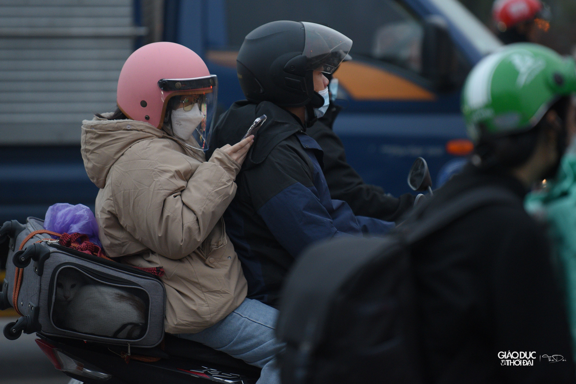 Người dân di chuyển khó khăn trên tuyến đường Giải Phóng.