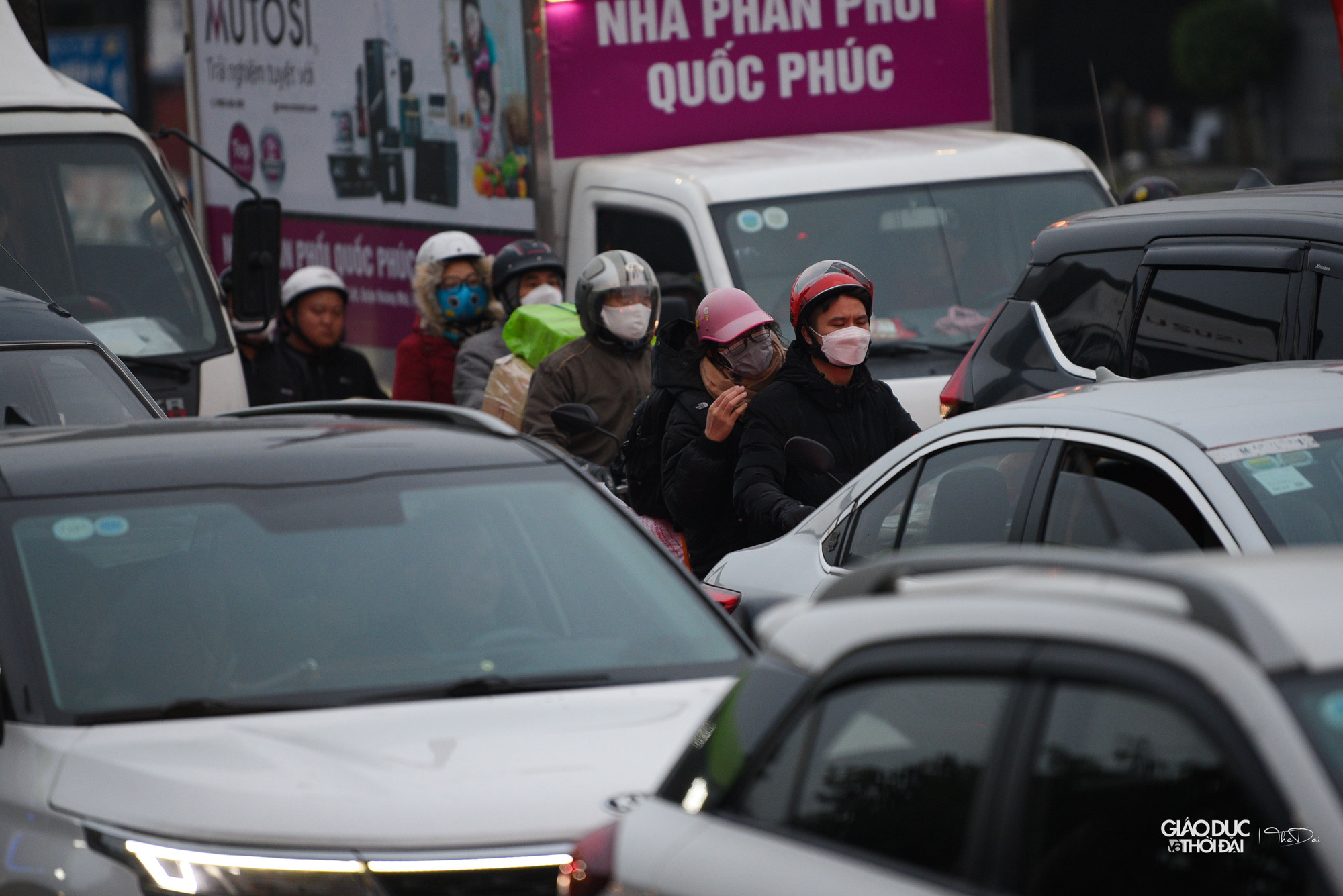 Nhiều xe máy phải đứng rất lâu giữa khoảng trống của các ô tô.