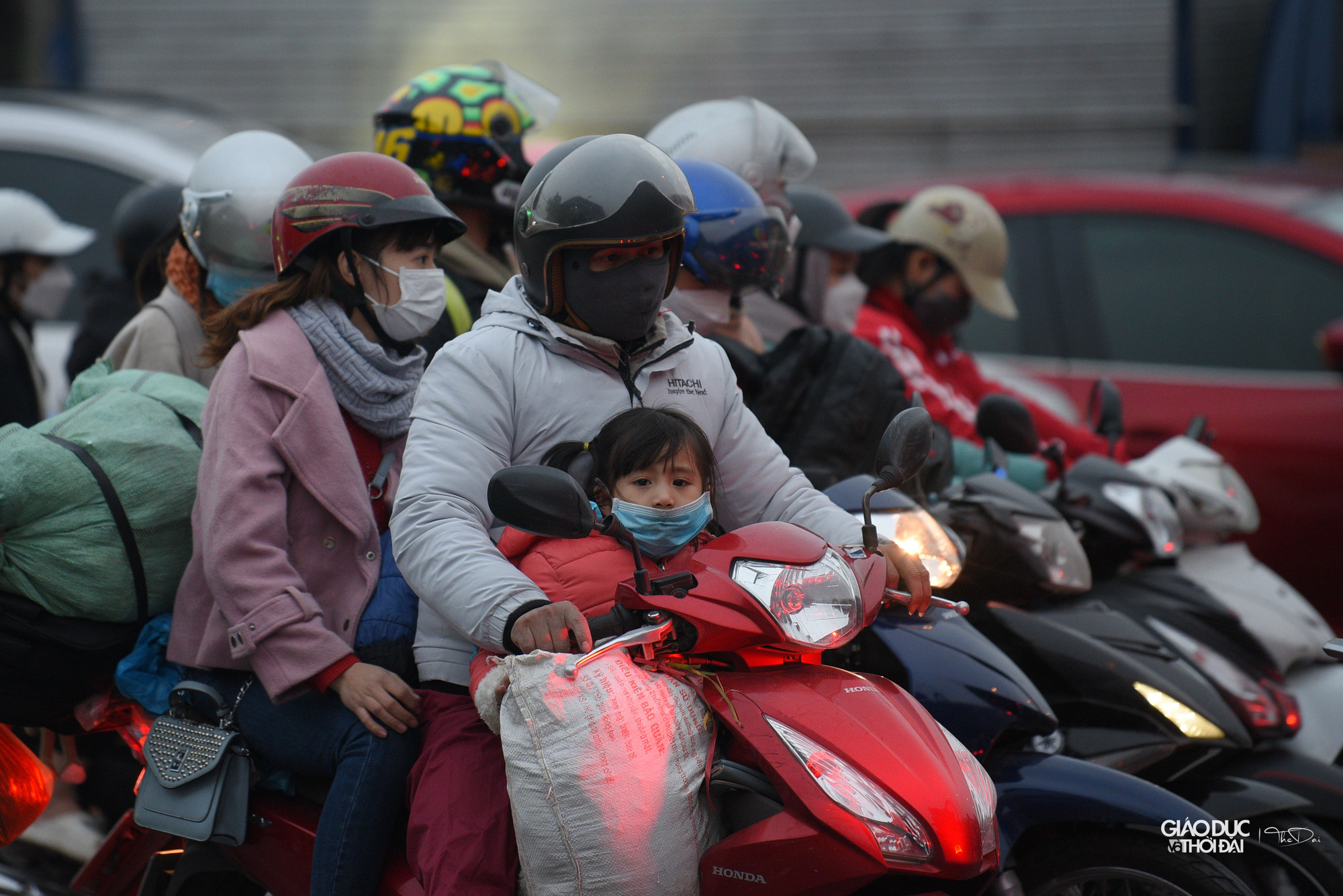 Các xe máy lỉnh kỉnh đồ đạc, các bạn nhỏ tỏ ra khá mệt mỏi khi phải di chuyển 1 quãng đường dài.