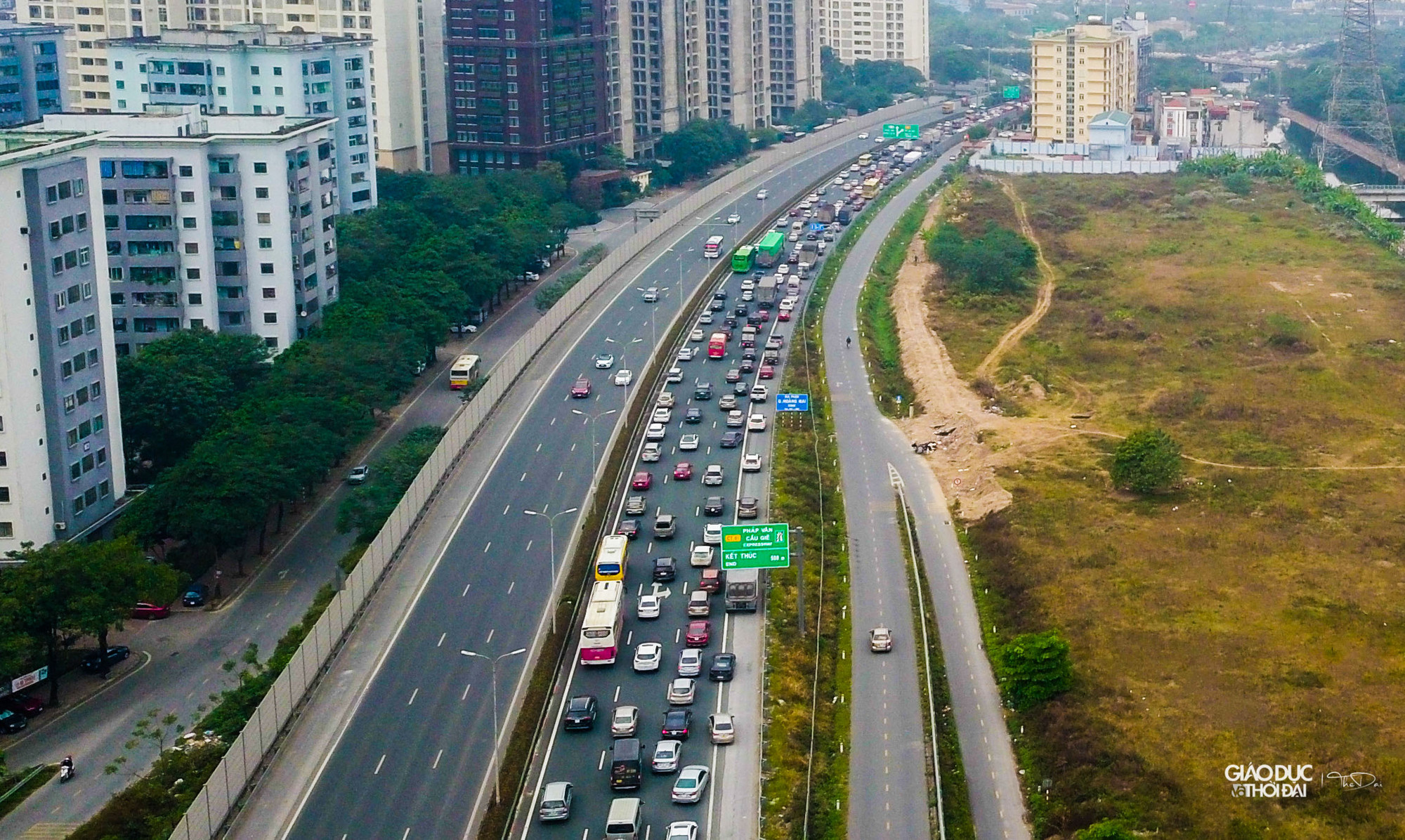 Hàng dài xe ô tô nối đuôi nhau kéo dài cả km theo hướng về nội thành.