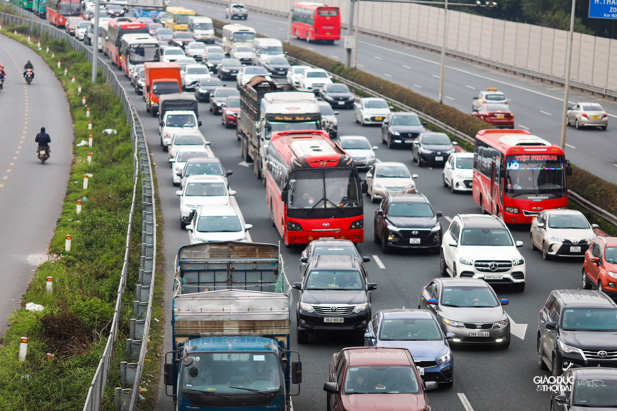 Dòng phương tiện nối đuôi trên cao tốc. Dự báo tình trạng ùn tắc tại đây có thể kéo dài khi lượng phương tiện vẫn tiếp tục đổ về.