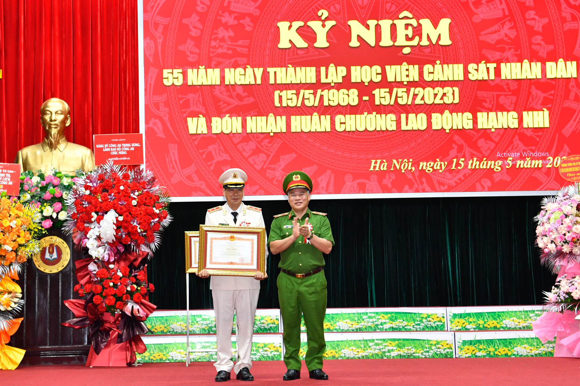 Thừa ủy quyền của Thủ tướng Chính phủ, Thiếu tướng Nguyễn Văn Long đã trao bằng khen của Thủ tướng Chính phủ tặng Trung tướng, GS, TS Trần Minh Hưởng, Giám đốc Học viện Cảnh sát nhân dân. Thừa ủy quyền của Thủ tướng Chính phủ, Thiếu tướng Nguyễn Văn Long đã trao bằng khen của Thủ tướng Chính phủ tặng Trung tướng, GS, TS Trần Minh Hưởng, Giám đốc Học viện Cảnh sát nhân dân.