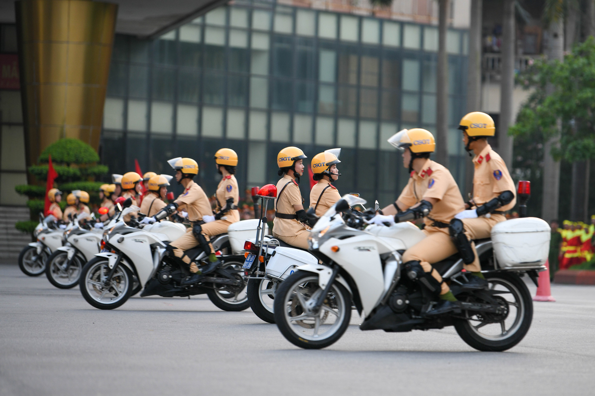 Màn biểu diễn được các học viên chiến sĩ Công an thể hiện một cách rất nhuần nhuyễn. Màn biểu diễn được các học viên chiến sĩ Công an thể hiện một cách rất nhuần nhuyễn.
