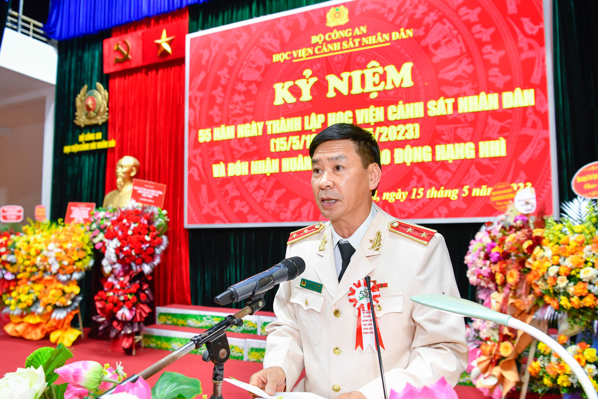Trung tướng, GS, TS Trần Minh Hưởng, Giám đốc Học viện Cảnh sát nhân dân đọc diễn văn kỷ niệm. Trung tướng, GS, TS Trần Minh Hưởng, Giám đốc Học viện Cảnh sát nhân dân đọc diễn văn kỷ niệm.