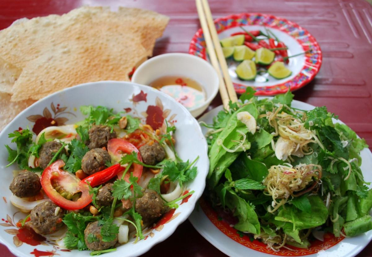 Món đặc sản mì Quảng cá mòi sông bên bờ sông Thu Bồn.