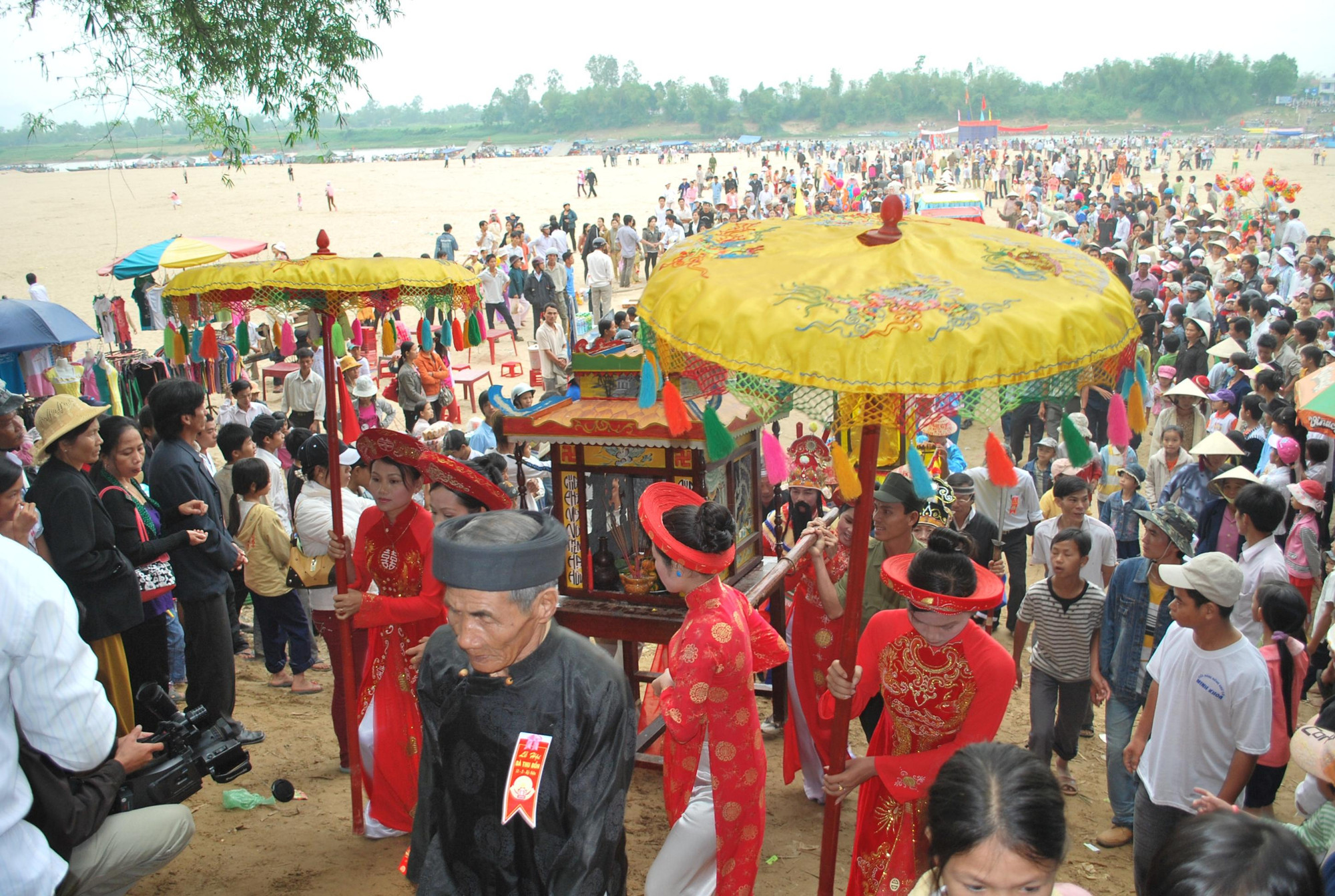 Lễ hội Bà Thu Bồn trên bến sông Thu Bồn.