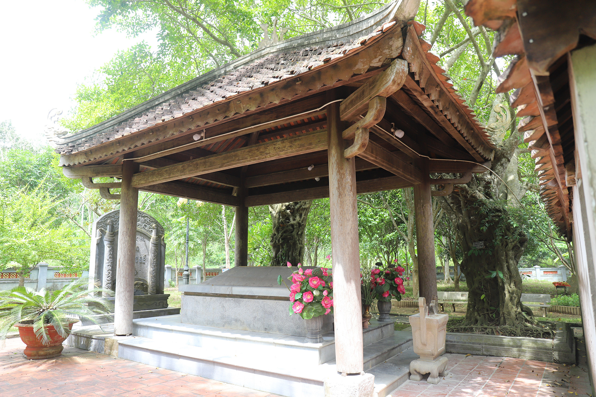 Phía sau tòa thượng điện là mộ vua Mai. (Ảnh: Phạm Tâm). Phía sau tòa thượng điện là mộ vua Mai. (Ảnh: Phạm Tâm).