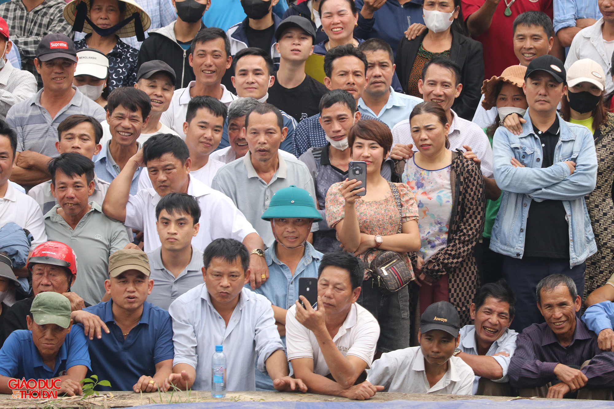 Không chỉ các trai tráng mới đam mê môn vật mà ngay cả phụ nữ, người già, trẻ nhỏ cũng nô nức đến xem và cổ vũ, mang lại không khí sôi nổi, hồ hởi. (Ảnh: Phạm Tâm) Không chỉ các trai tráng mới đam mê môn vật mà ngay cả phụ nữ, người già, trẻ nhỏ cũng nô nức đến xem và cổ vũ, mang lại không khí sôi nổi, hồ hởi. (Ảnh: Phạm Tâm)