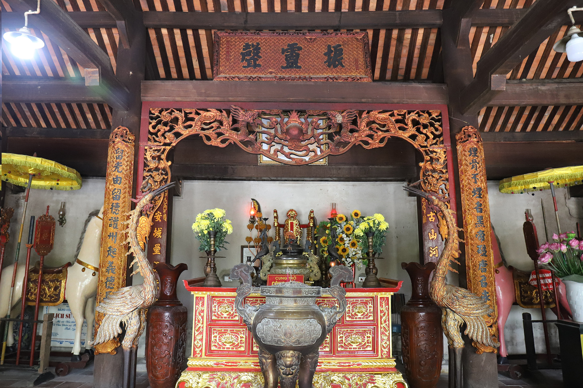 Thượng điện thờ vua Mai, thân mẫu vua Mai và Mai thiếu đế; hạ điện thờ cộng đồng; tả hữu vu thờ đệ Nhất, đệ Nhị, đệ Tam, đệ Tứ tứ trụ. (Ảnh: Phạm Tâm). Thượng điện thờ vua Mai, thân mẫu vua Mai và Mai thiếu đế; hạ điện thờ cộng đồng; tả hữu vu thờ đệ Nhất, đệ Nhị, đệ Tam, đệ Tứ tứ trụ. (Ảnh: Phạm Tâm).