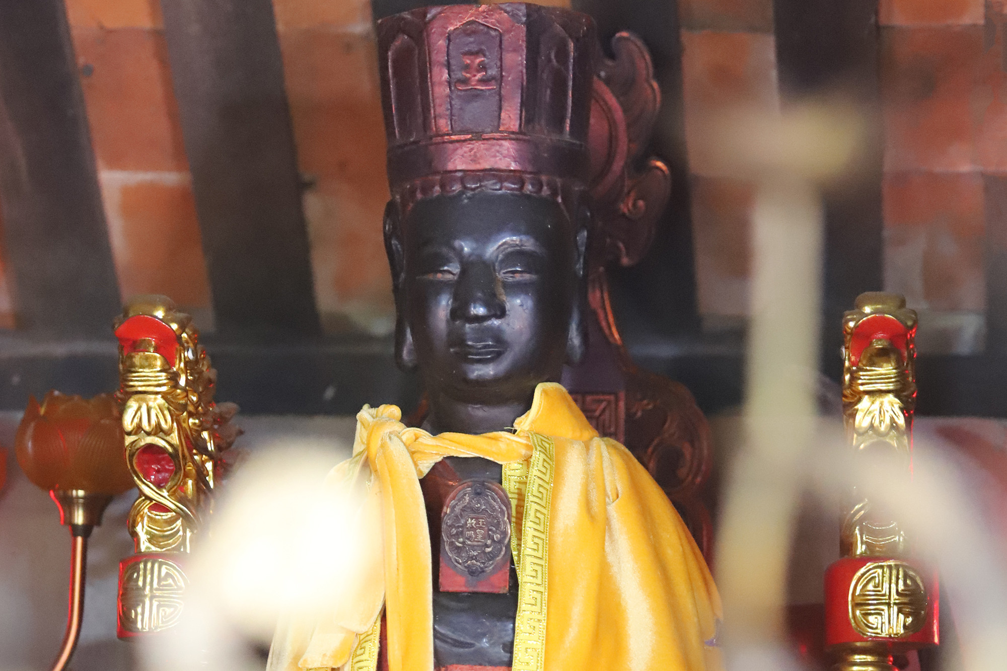 Tượng vua Mai Hắc Đế đặt tại thượng điện. (Ảnh: Phạm Tâm). Tượng vua Mai Hắc Đế đặt tại thượng điện. (Ảnh: Phạm Tâm).