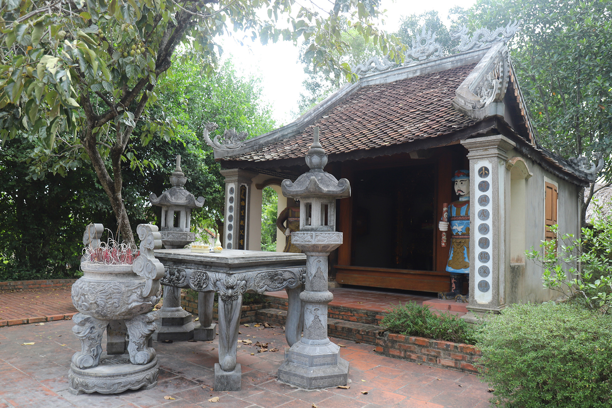 Xưa kia, đền thờ vua Mai có diện tích nhỏ, với kiến trúc đơn giản. Đến năm Minh Mạng thứ 2, nơi đây được trùng tu, xây mới khang trang hơn. (Ảnh: Phạm Tâm). Xưa kia, đền thờ vua Mai có diện tích nhỏ, với kiến trúc đơn giản. Đến năm Minh Mạng thứ 2, nơi đây được trùng tu, xây mới khang trang hơn. (Ảnh: Phạm Tâm).
