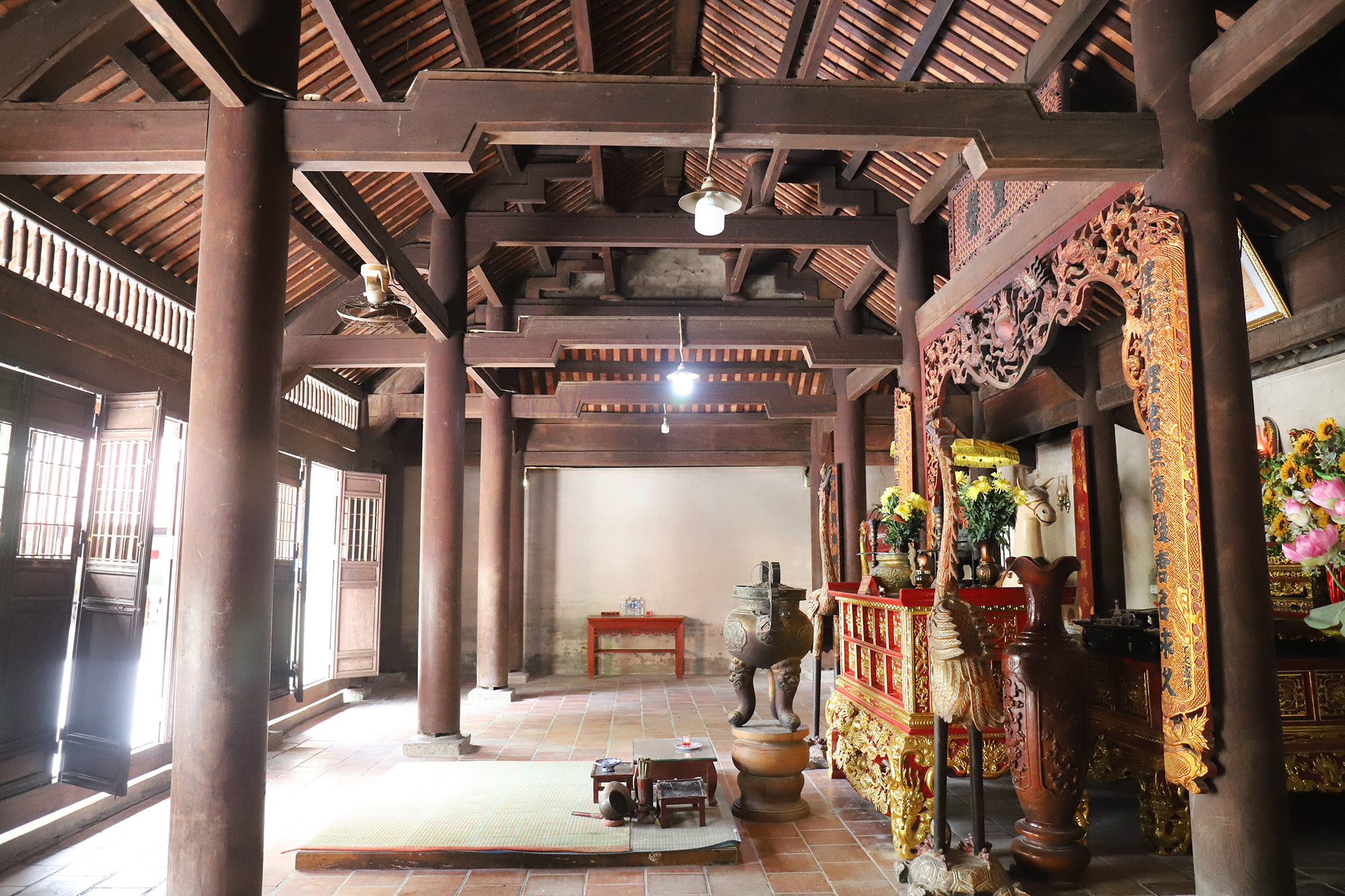 Bên trong các tòa điện rộng 50-70 m2, khung dựng bằng gỗ. Trải qua thời gian, các hạng mục đều được trùng tu, trang trí bề thế. (Ảnh: Phạm Tâm). Bên trong các tòa điện rộng 50-70 m2, khung dựng bằng gỗ. Trải qua thời gian, các hạng mục đều được trùng tu, trang trí bề thế. (Ảnh: Phạm Tâm).
