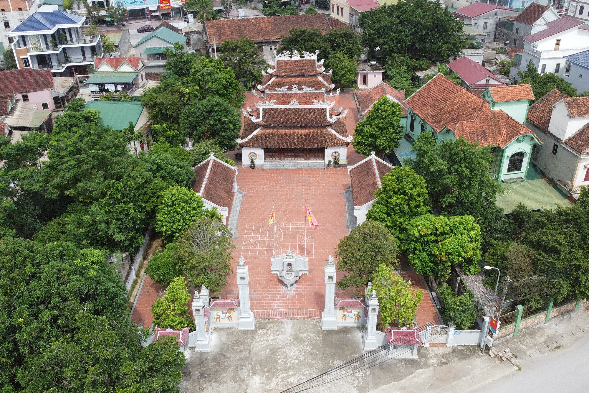 Đền thờ vua Mai Hắc Đế ở khối Mai Hắc Đế, thị trấn Nam Đàn. (Ảnh: Phạm Tâm). Đền thờ vua Mai Hắc Đế ở khối Mai Hắc Đế, thị trấn Nam Đàn. (Ảnh: Phạm Tâm).