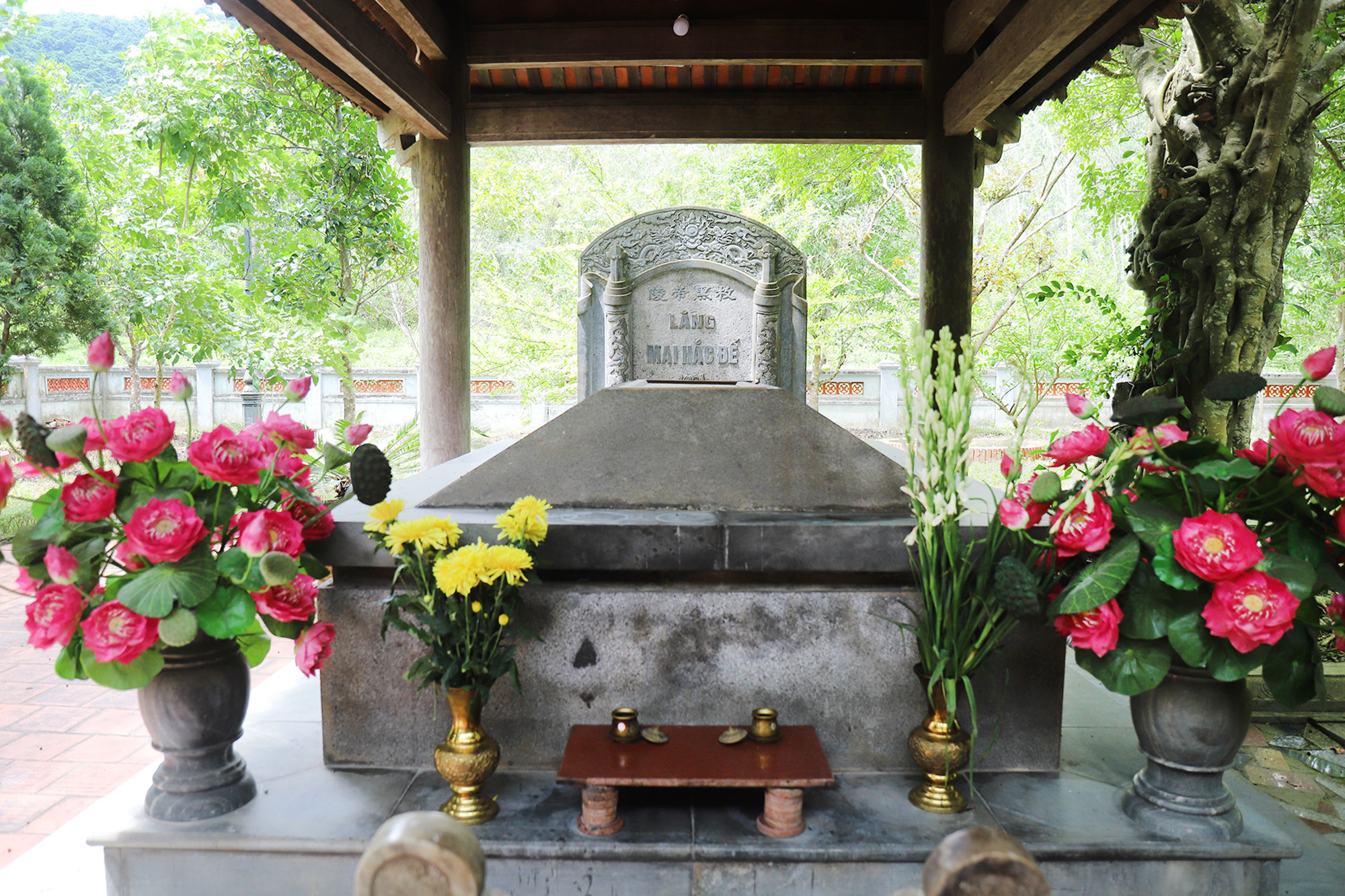 Mộ phần được xây bằng bê tông, phía trên có mái che, trước mộ đặt nhiều bình hoa. (Ảnh: Phạm Tâm). Mộ phần được xây bằng bê tông, phía trên có mái che, trước mộ đặt nhiều bình hoa. (Ảnh: Phạm Tâm).