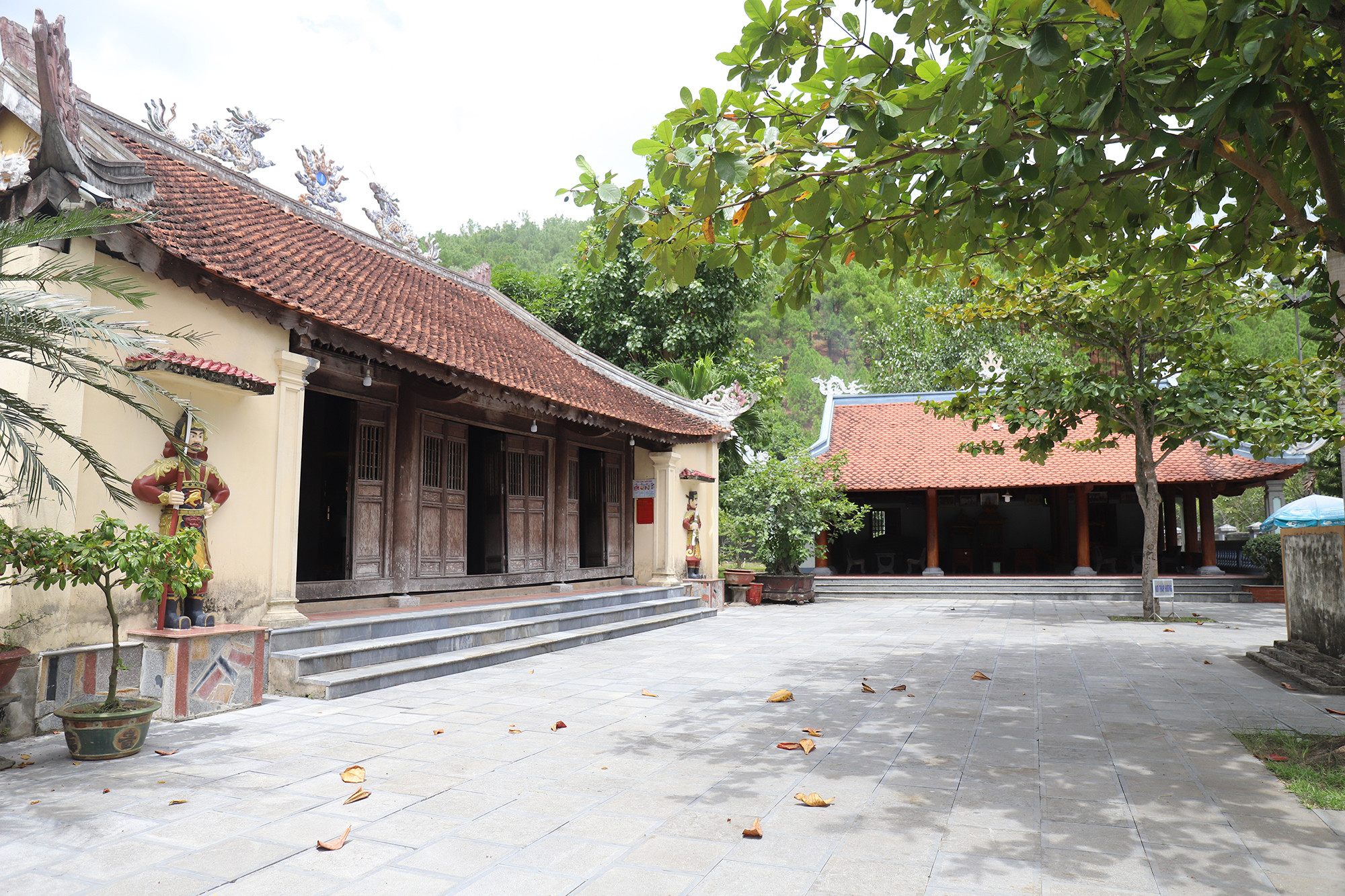 Thượng điện, hạ điện, tả vu, hữu vu được xây dựng theo hình chữ khẩu. Xung quanh khuôn viên có nhiều cây xanh phủ bóng mát. (Ảnh: Phạm Tâm). Thượng điện, hạ điện, tả vu, hữu vu được xây dựng theo hình chữ khẩu. Xung quanh khuôn viên có nhiều cây xanh phủ bóng mát. (Ảnh: Phạm Tâm).